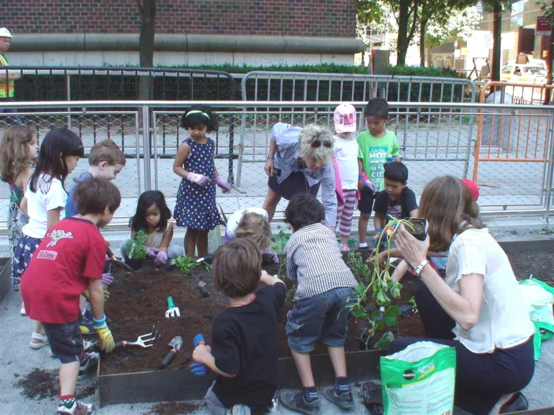 LCG 2010 PS 276 gardeners.JPG