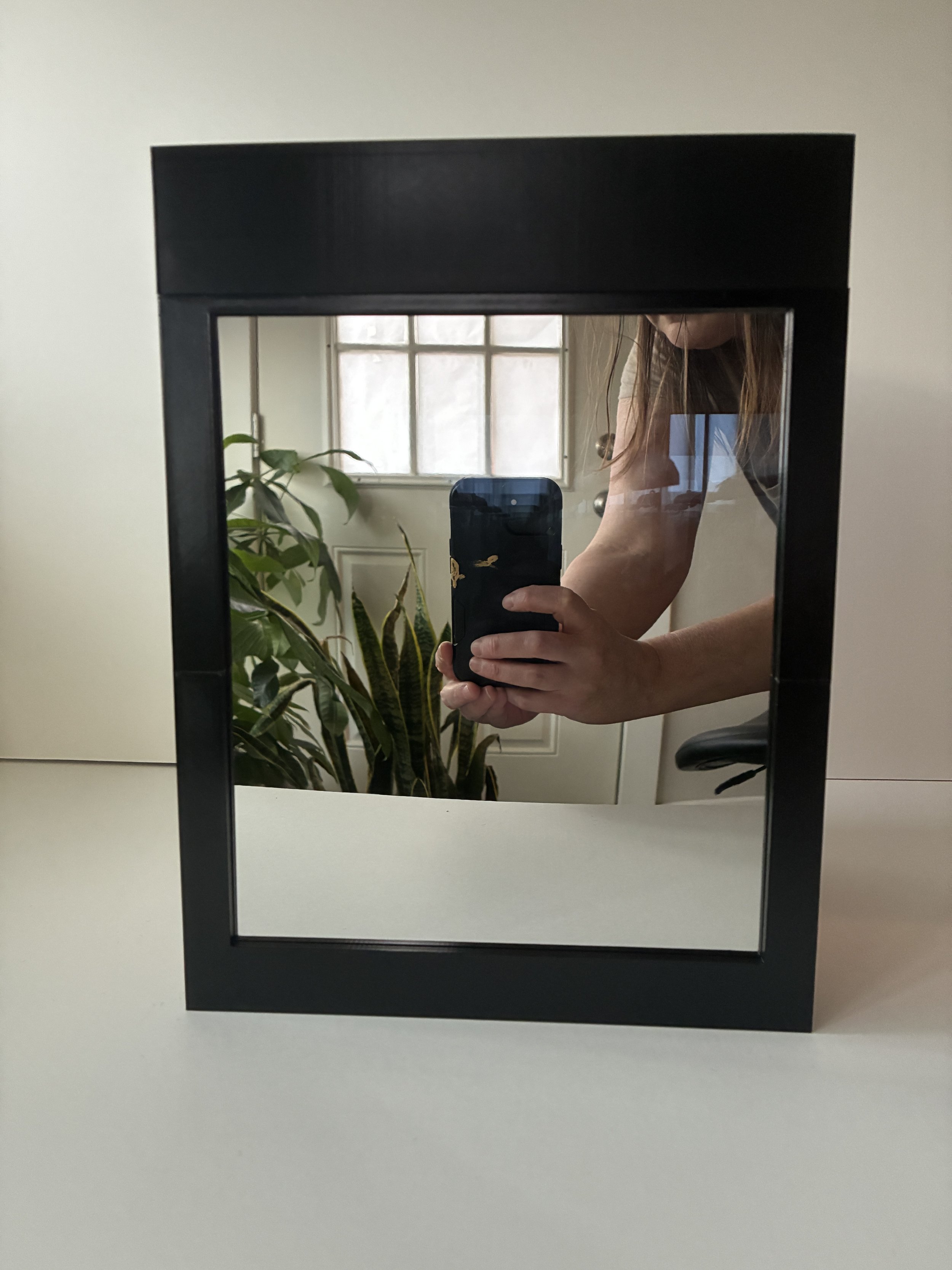 The box is mirrored to the outside when the lights are off, and the inside becomes visible when the lights are turned on.