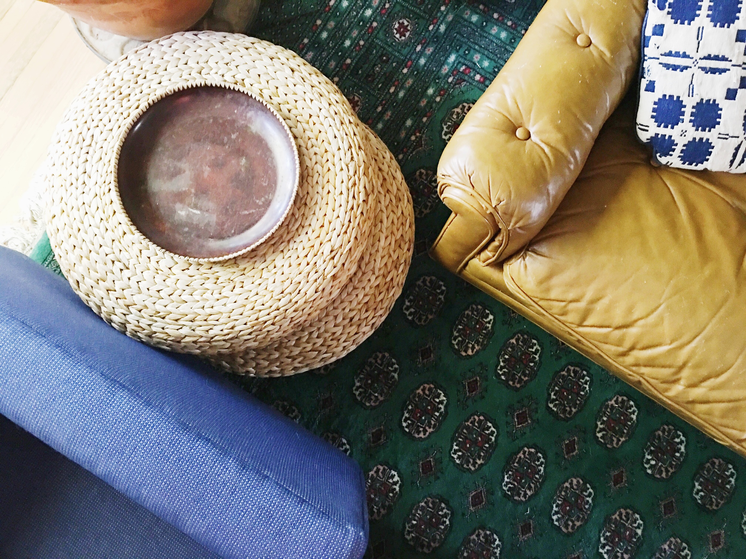 Updated rug in living room based on breakfast nook color