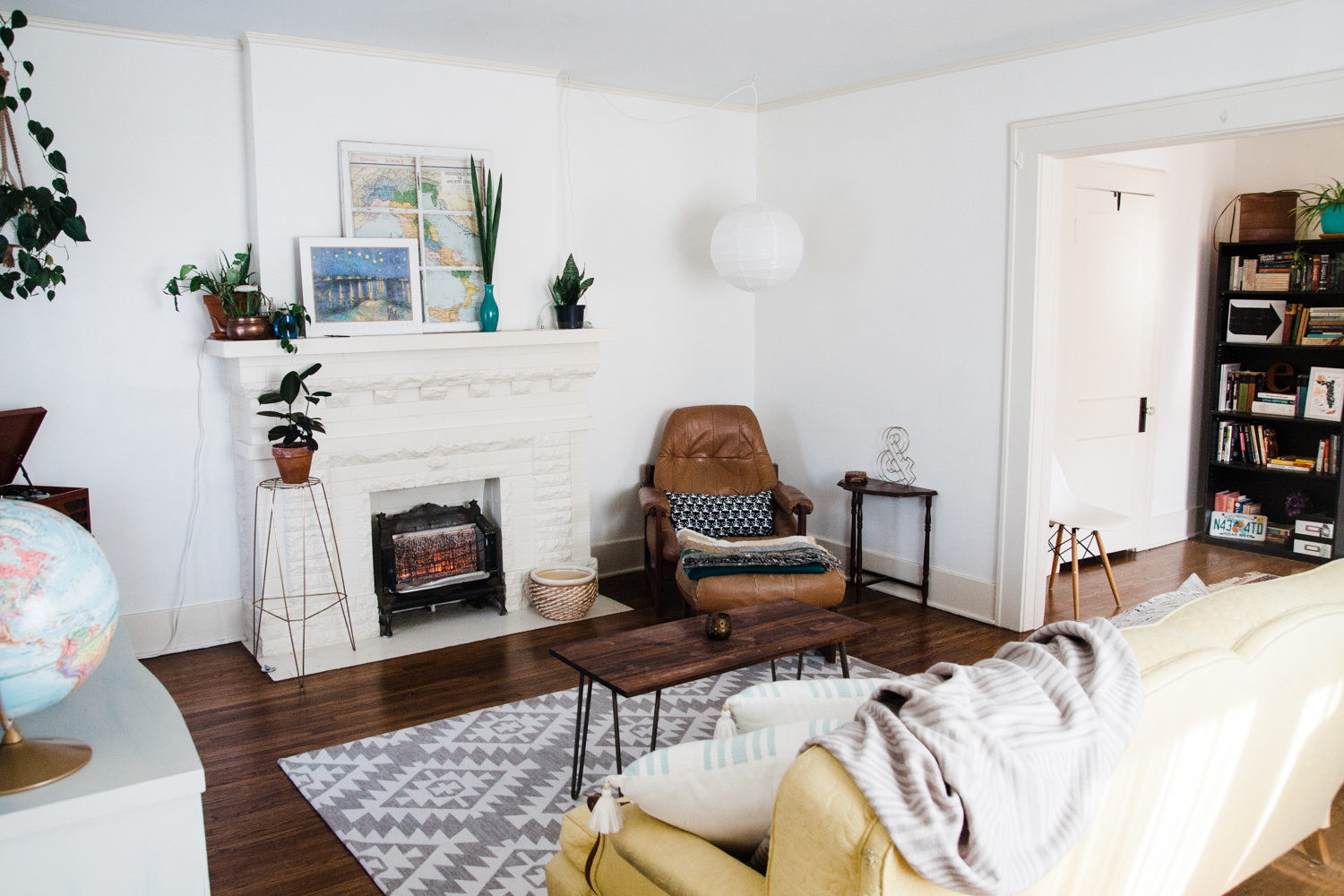 Home Tour: A Charming, Eclectic Modern Rental — Retro Den | Vintage ...