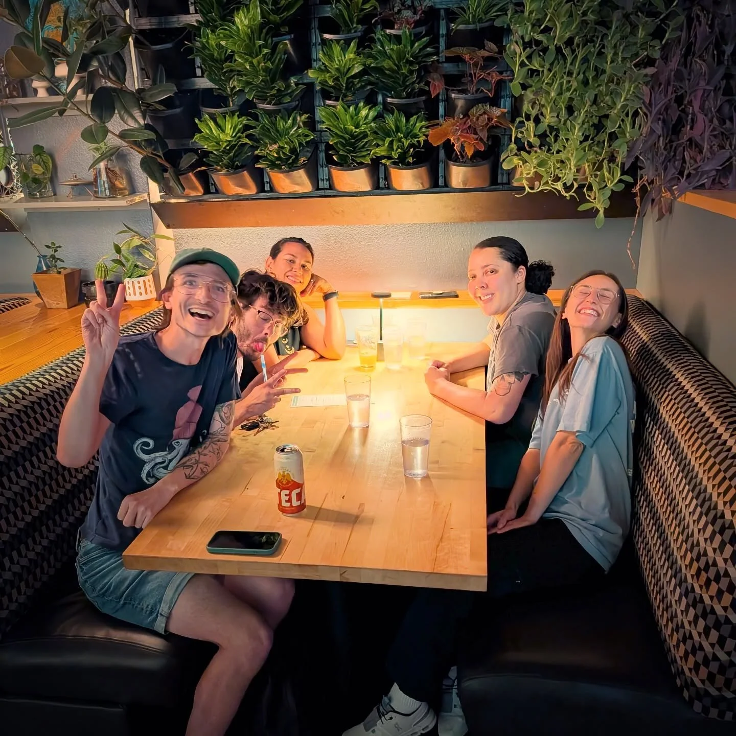 Join @untappedtrivia at @back2earthpdx 1st &amp; 3rd Thursdays! 🌈 Beautiful queer space that&rsquo;s full of flourishing plants 🪴 and community 💕 . Delicious pub style food, 12 beers on tap, and an assortment of specialty cocktails!
&hellip;
🎤 In
