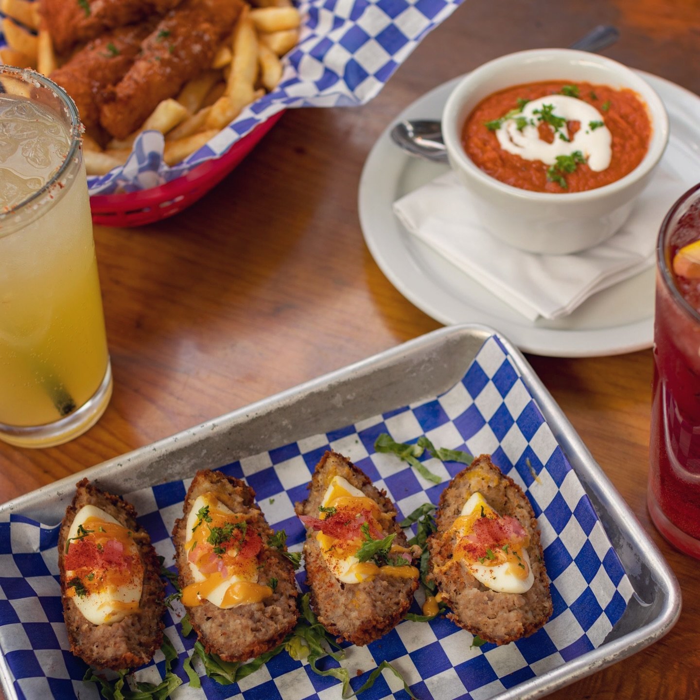 Untapped Trivia Mondays at @pdx_roseandthistle are divine! Tasty eats, full bar, heated patio (when needed), and minimal attitude.
&hellip;
🎤 In-Person 7-9 p.m.: Always free to play with prizes by @pdx_roseandthistle for the top 3 teams!