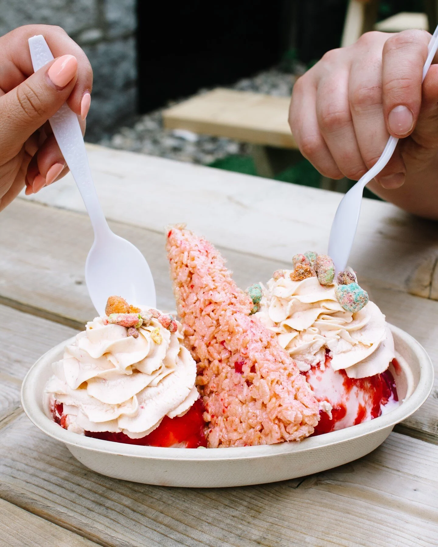 Today is 𝙽𝙰𝚃𝙸𝙾𝙽𝙰𝙻 𝚂𝚃𝚁𝙰𝚆𝙱𝙴𝚁𝚁𝚈 𝚂𝚄𝙽𝙳𝙰𝙴 𝙳𝙰𝚈 so Chef Alyssa came up with the strawberry sundae of your dreams 💭 Available for a 𝗹𝗶𝗺𝗶𝘁𝗲𝗱 𝘁𝗶𝗺𝗲 𝗼𝗻𝗹𝘆 at Hudson and Cambridge scoop shops!

🍓 One scoop each of Strawbe