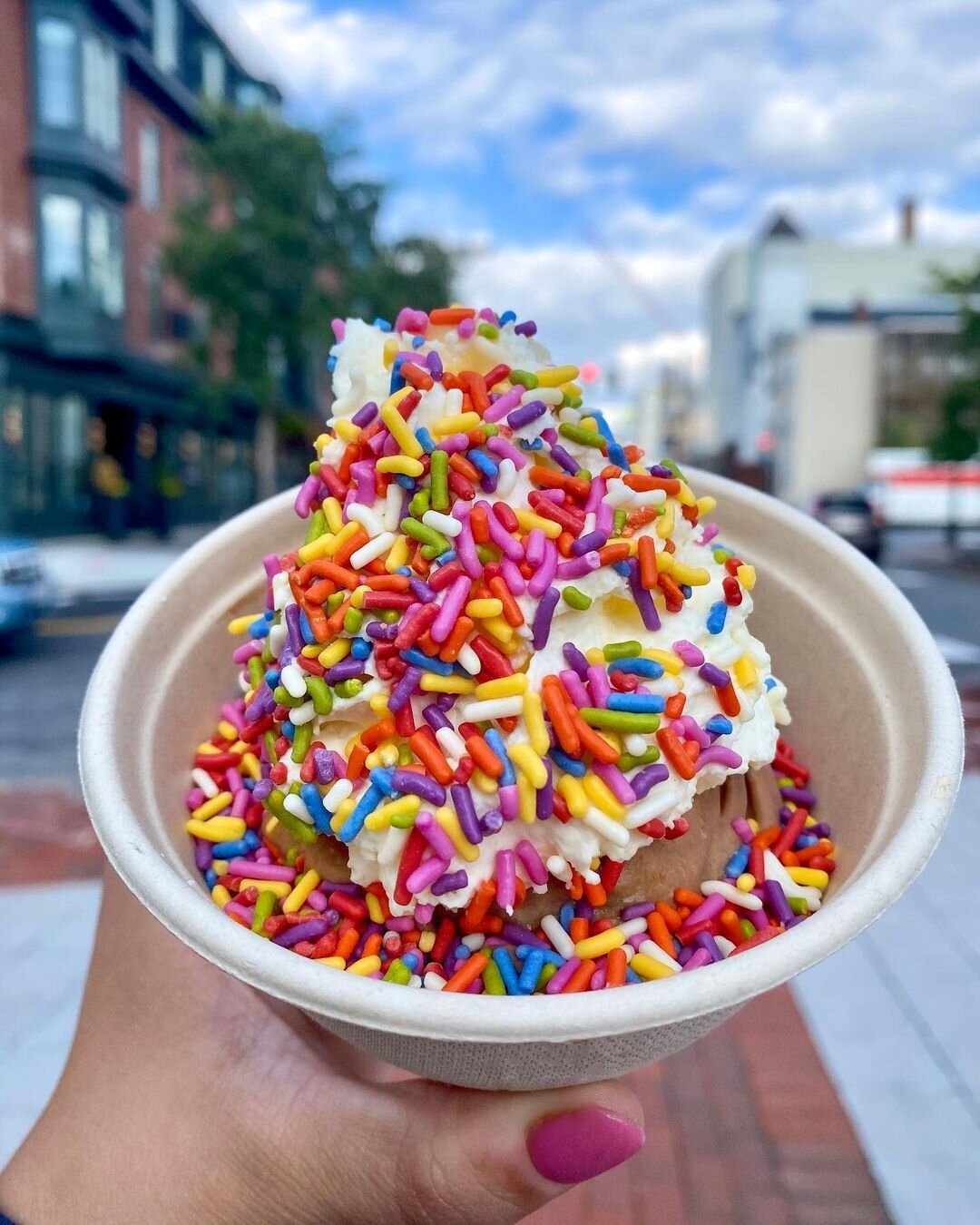 We'll have whipped cream and sprinkles with a side of ice cream please 🤩

📸 : @jujueatsicecream