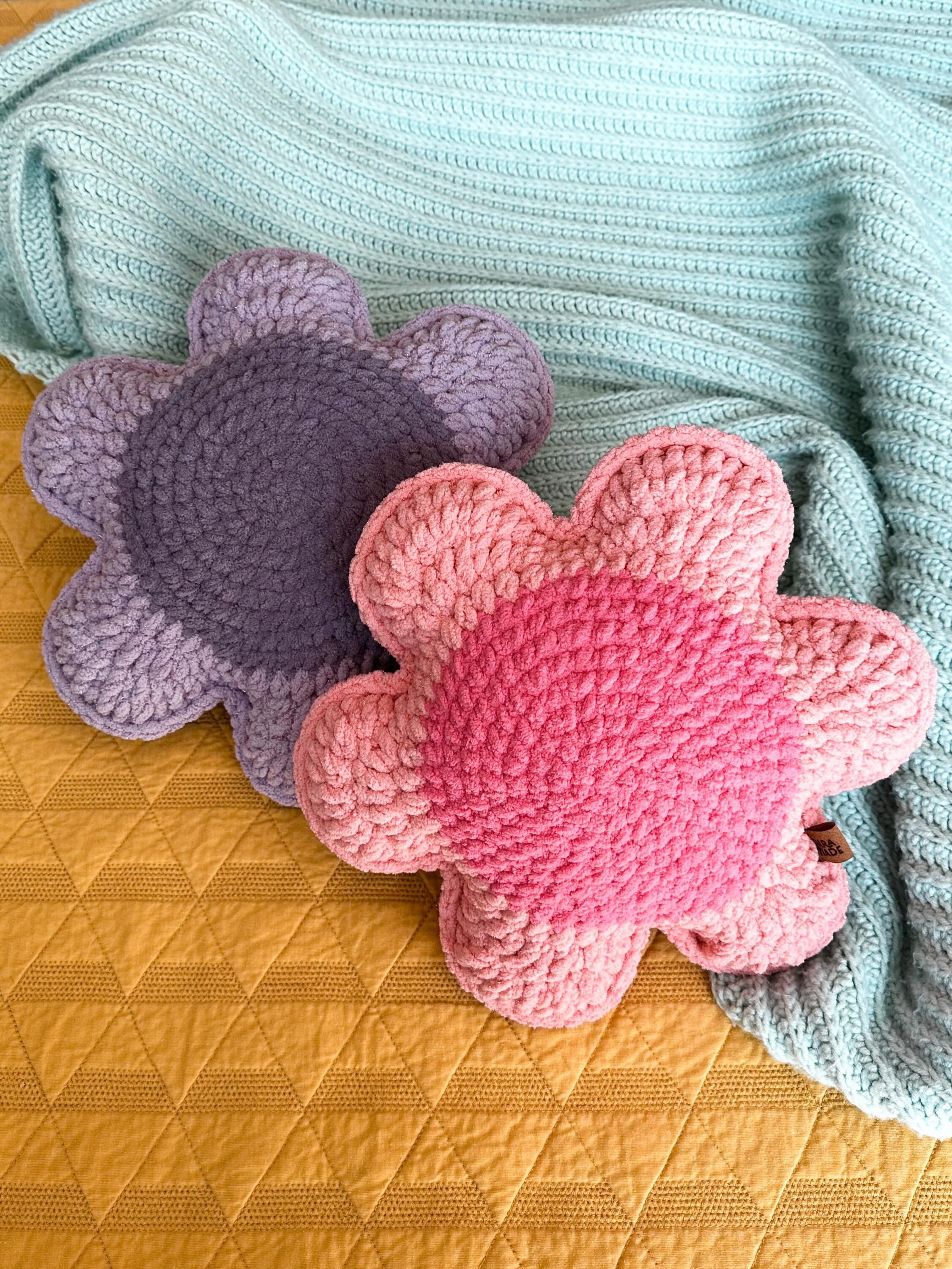 No matter how many daisy pillows I&rsquo;ve made (and I&rsquo;ve made A LOT), they consistently top my list of favorite makes. 

I mean, just look at them!!! 😍

Pattern: @twolittleknots 
Yarn: @bernatyarn 

#crochetpillow #daisypillow #crochetdecor 