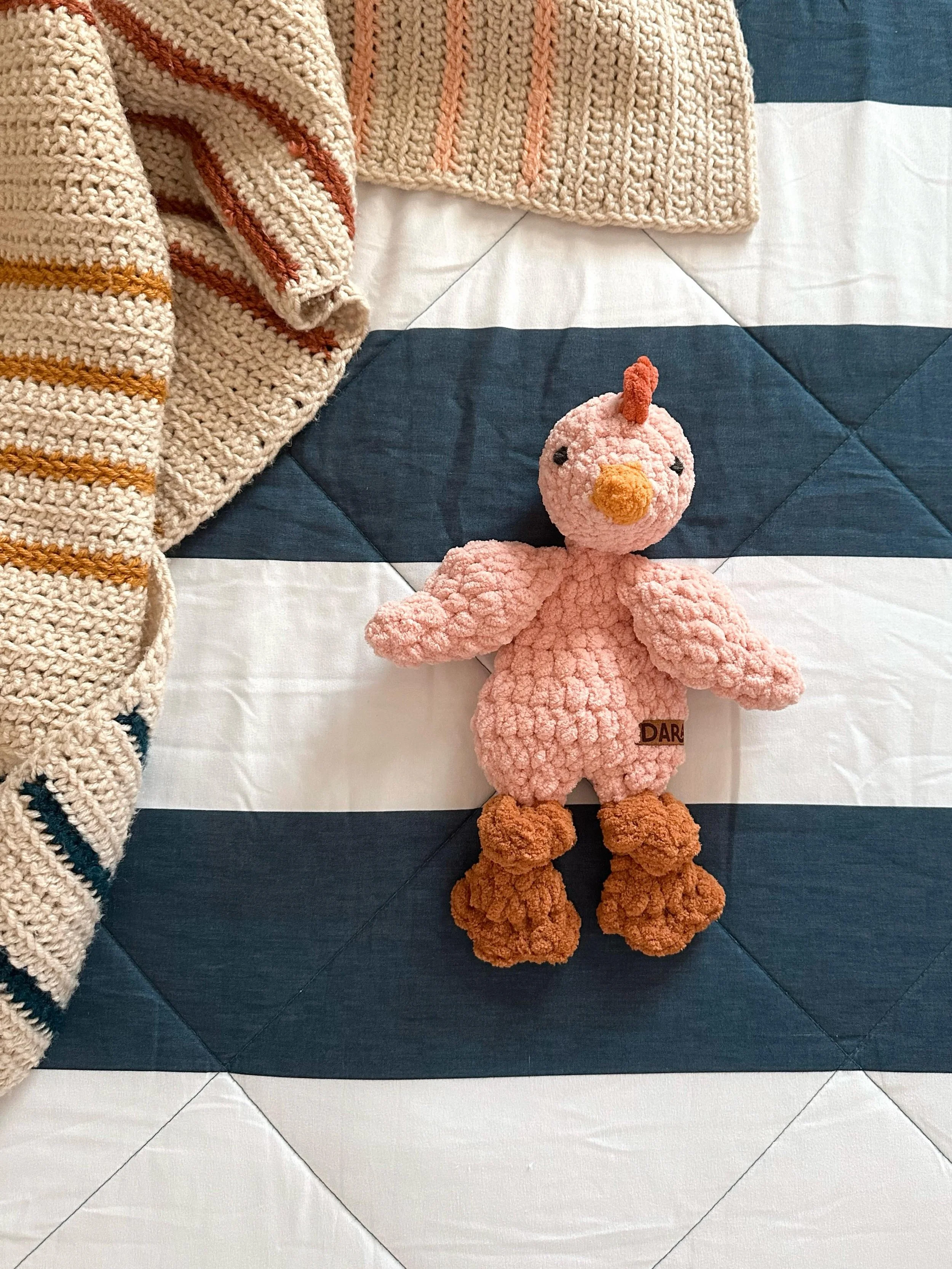 Does it get any cuter?
No. No, it does not.

And if you&rsquo;re looking for me, I&rsquo;ll just be admiring the adorableness that is a mini chick. 🤗

Pattern: @mamamademinis 
Yarn: @premieryarns 

#crochetchick #crochetchicken #madeforkids #handmad