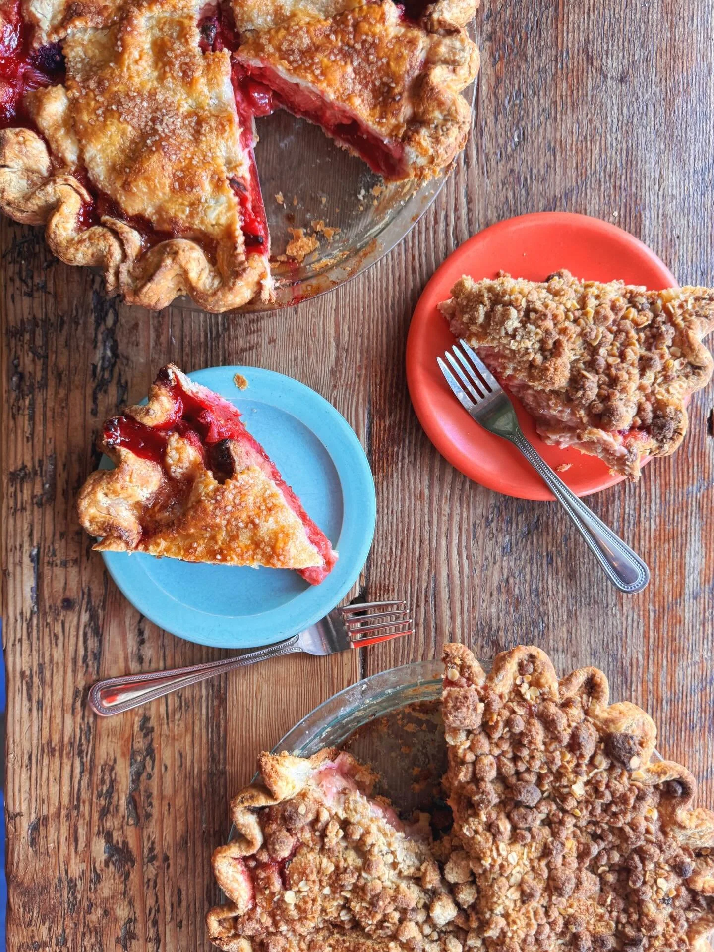 It&rsquo;s not officially spring until rhubarb makes an appearance. ✨💖✨ 

Raspberry rhubarb and rhubarb streusel are in the pie case starting today. Happy spring, y&rsquo;all. We made it. 🌷