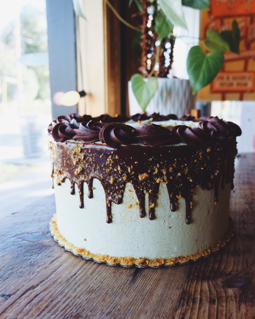 Chocolate Pistachio might just be the most beloved cake in all the land, and for good reason. She's easy on the eyes *and* the tastebuds. 🖤