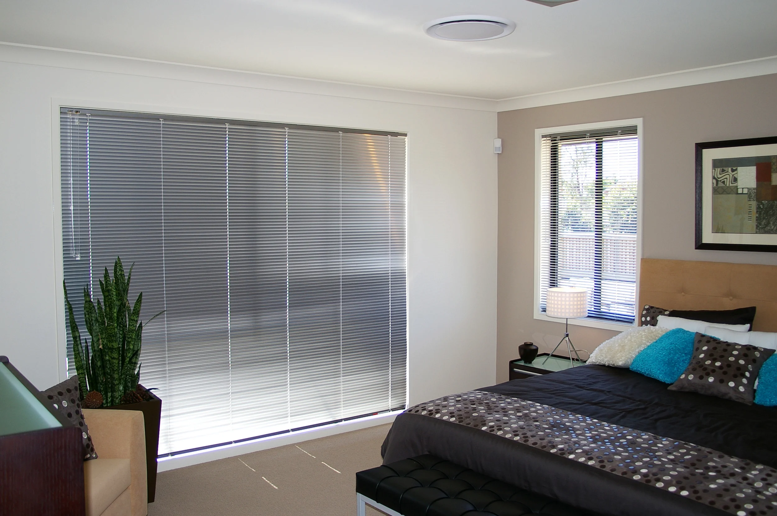 Aluminium Venetian Blinds in Bedroom.JPG