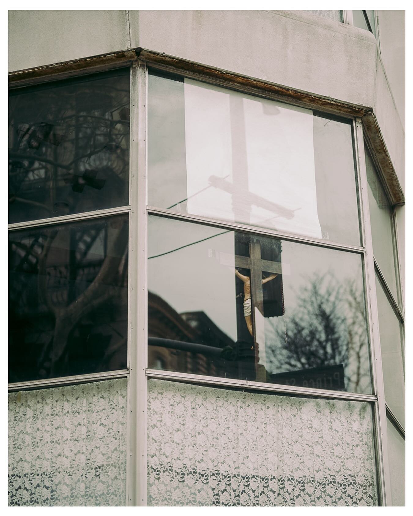 A short day of reflections
&bull;
&bull;
&bull;
&bull;
#reflections #crucifix #abstract #streetphotography #street #50mm