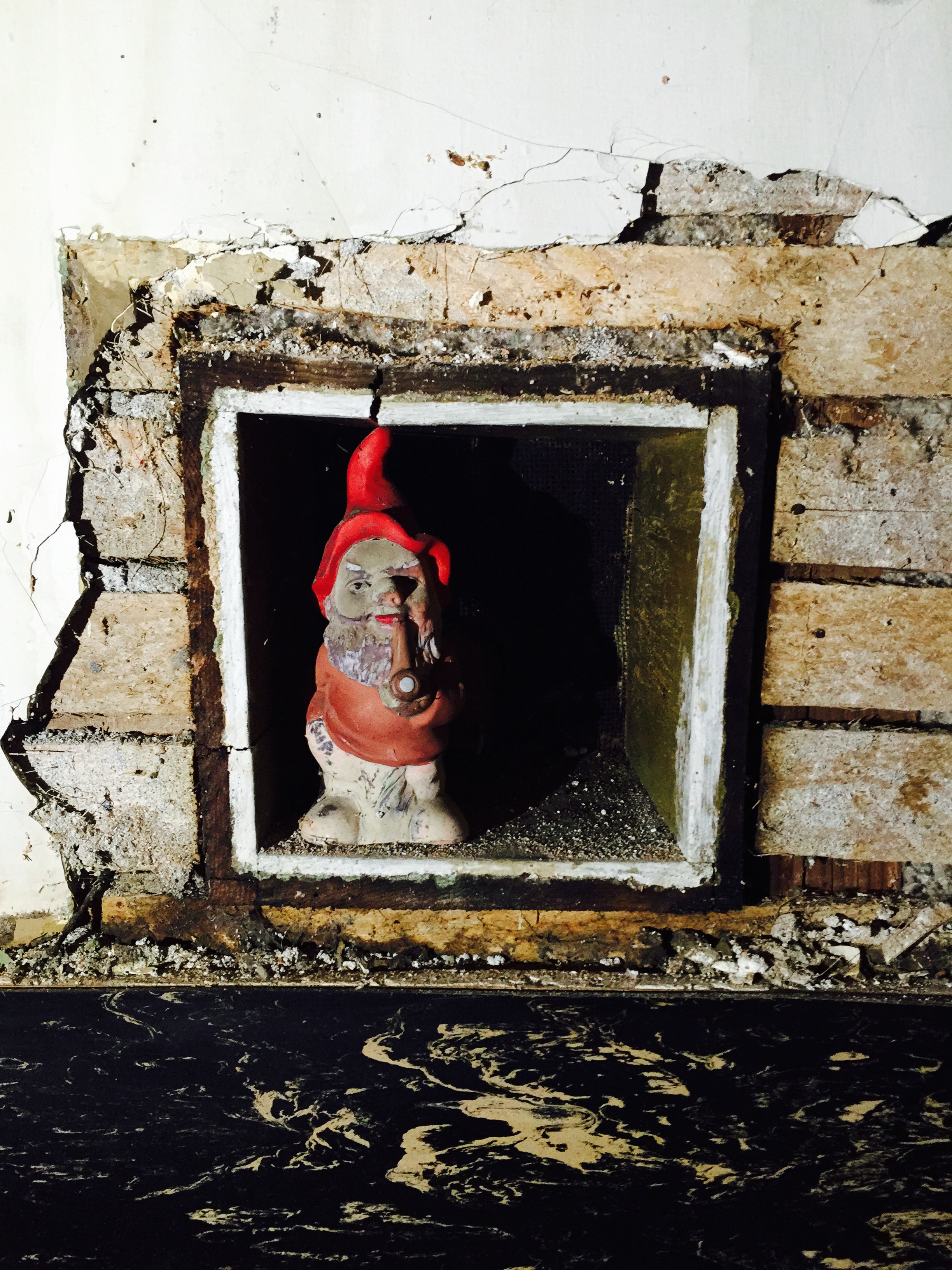 That little figurine that I found in the wall of my kitchen, I left him here so he can keep protecting the house for decades to come :) 