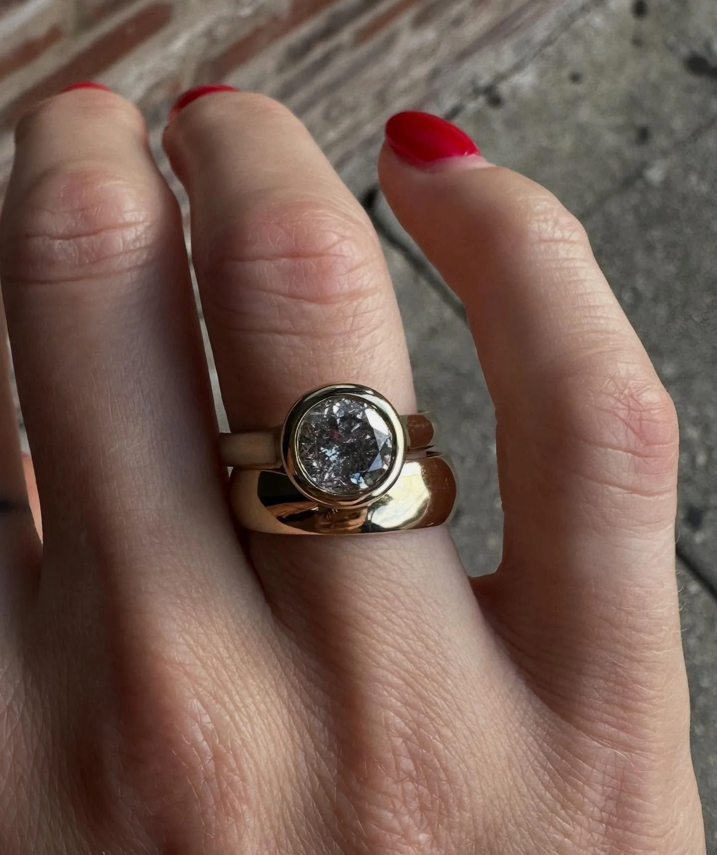 Salt and Pepper beauty for one of my dearest friends!! We wanted a little bit chunky gold, not too bling-y, low maintenance/easy to wear, timeless but unique and cool. A round solitaire *can* be all the things! Congrats Sara and Cory 🥂