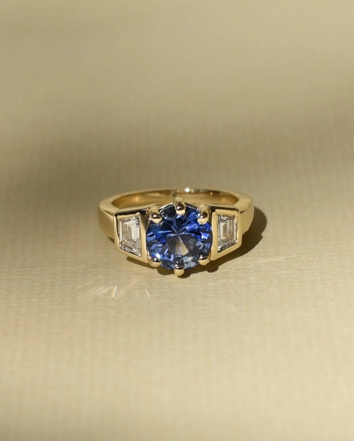 We love a three stone ring! Especially with this Sapphire / Trapezoid combo 😍😍 Congrats Marisol and Eric!!