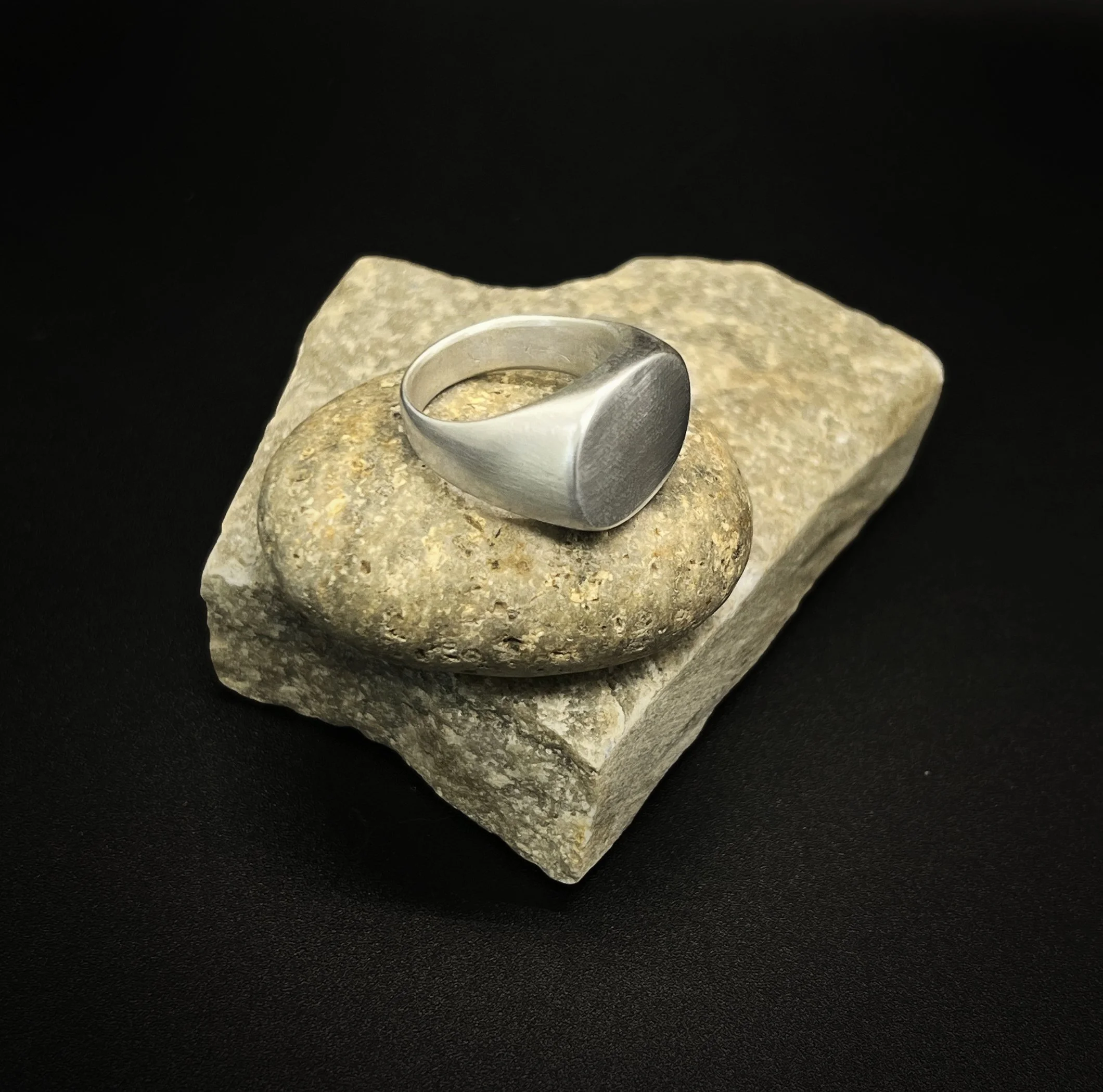 Large SignetIMG_4664.JPG