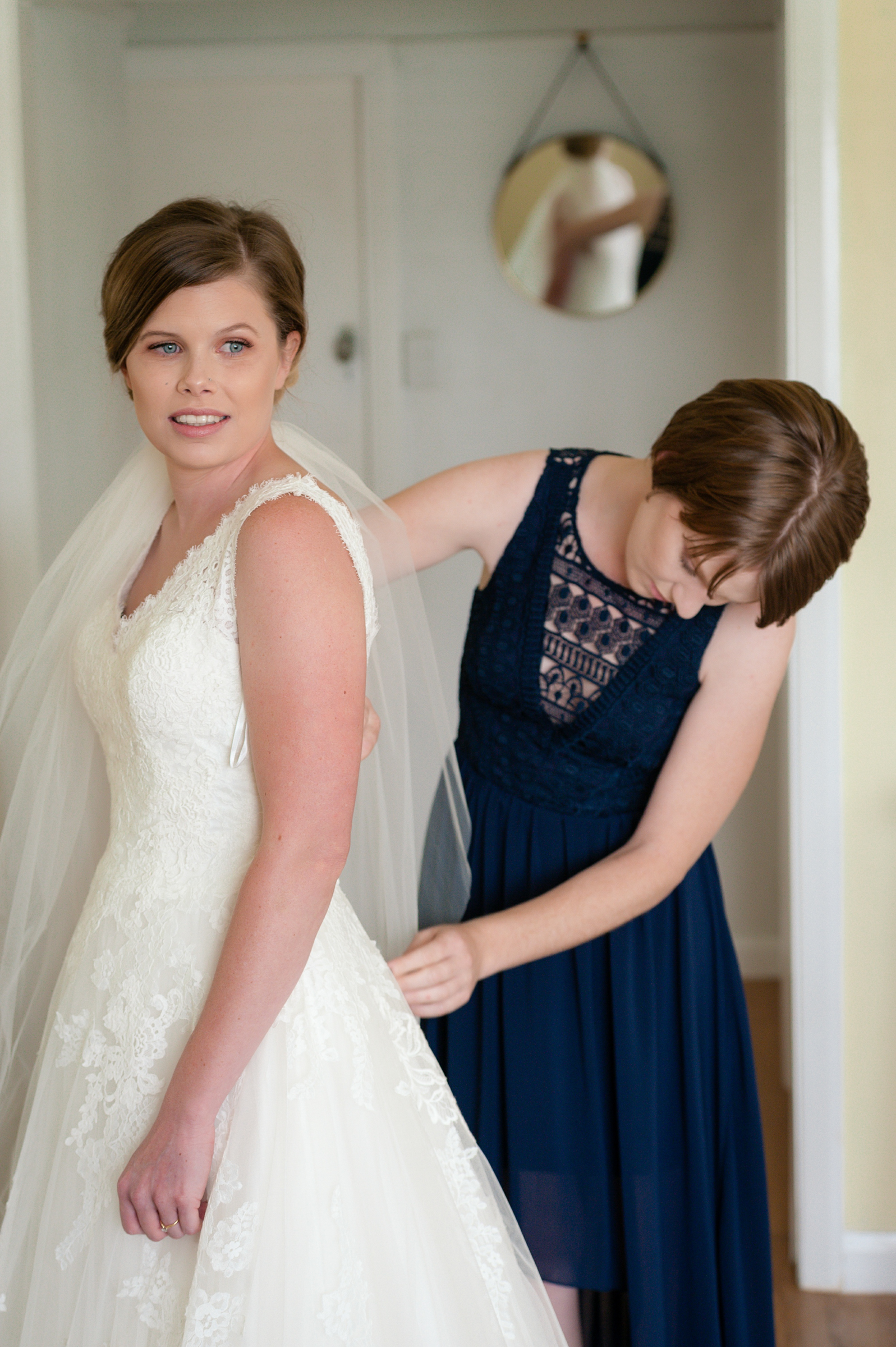Bride_and_bridesmaid