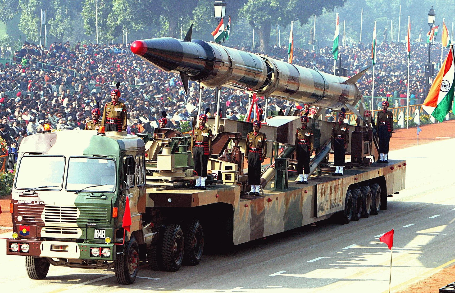 An Indian Agni-II intermediate range ballistic missile on a road-mobile launcher, displayed at the Republic Day Parade on New Delhi's Rajpath, January 26, 2004. SOURCE: Antônio Milena (ABr) - http://img.radiobras.gov.br/Aberto/index.php/Imagens.Principal.120.0.2004-01-31 Original file name: 14872.jpeg