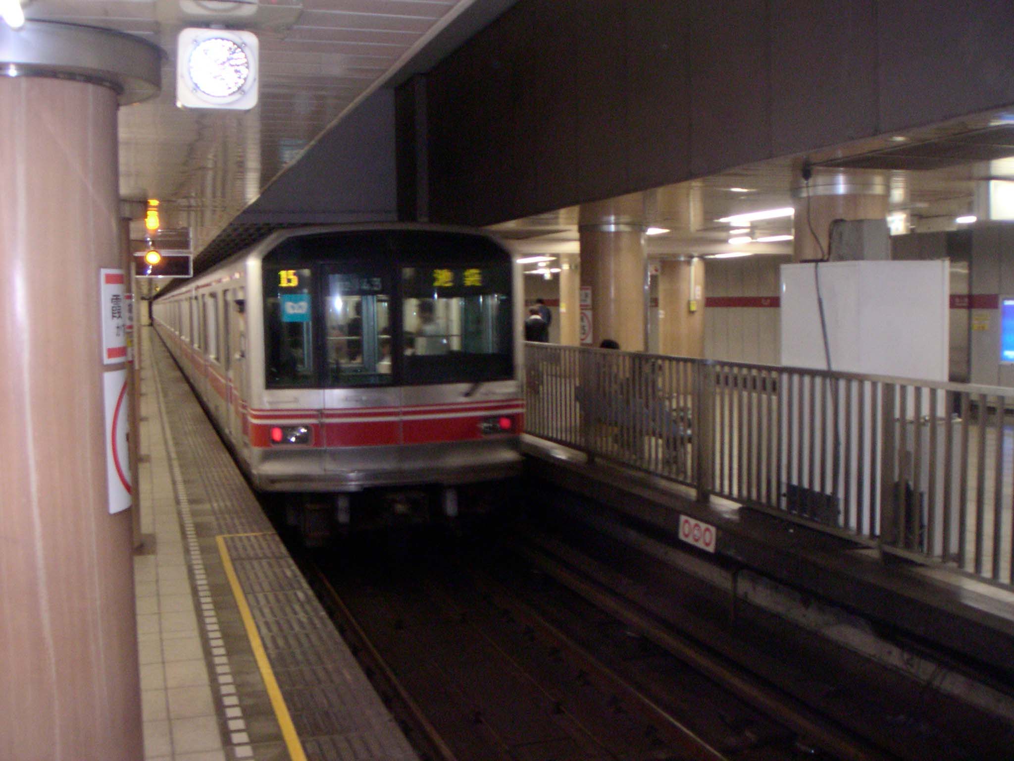 Kasumigaseki Station, Tokyo Japan. Focus of the 1995 attack. (Source: Wikipedia Commons)
