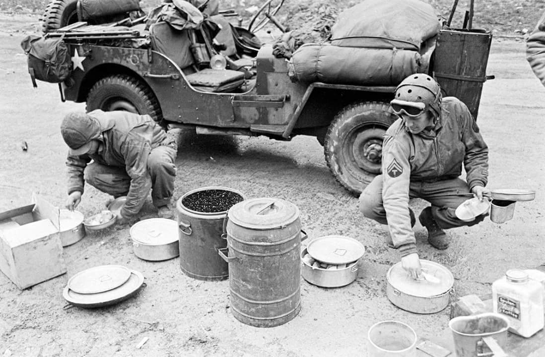 Soldiers dine from a Marmite in World War II. (Source: Public Domain)