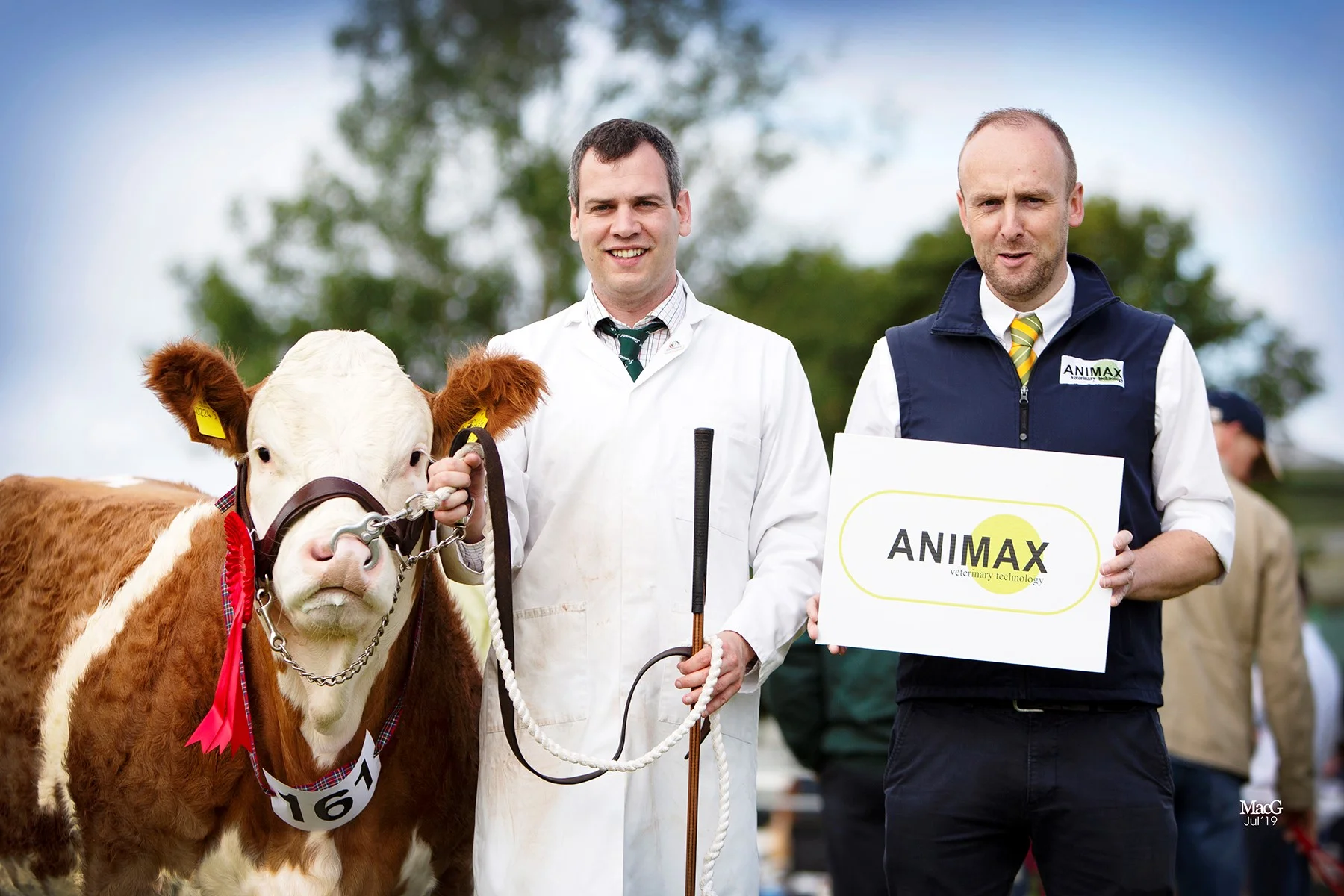Shane McDonald, Tempo, exhibited Coolcran Lady Jasmine, winner of the junior heifer class. Included is sponsor Neill Acheson, Animax.