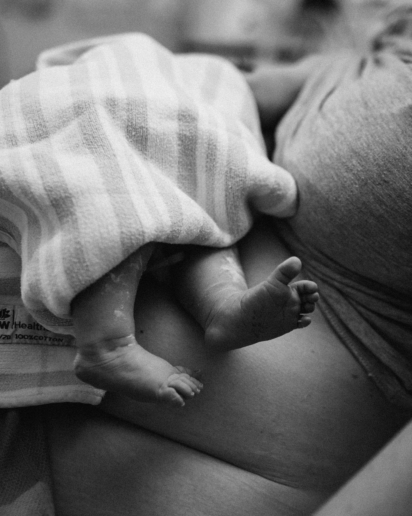 Oh the places you&rsquo;ll go. 🥹🥹🥹

#birth #birthphotography #baby #newborn #tinytoes #mother #motherhood #skintoskin