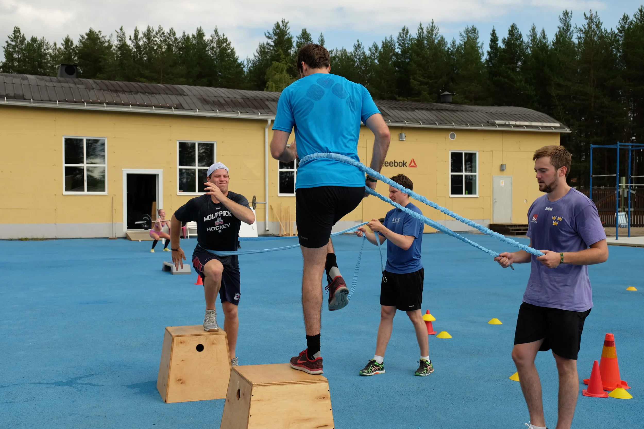 David Rundblad och Oscar Lindberg gör step up på en låda med belastning från sidan