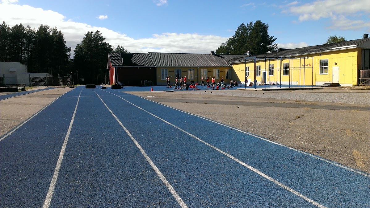 80 meter sprintbana med längdhoppsgrop och kulring.