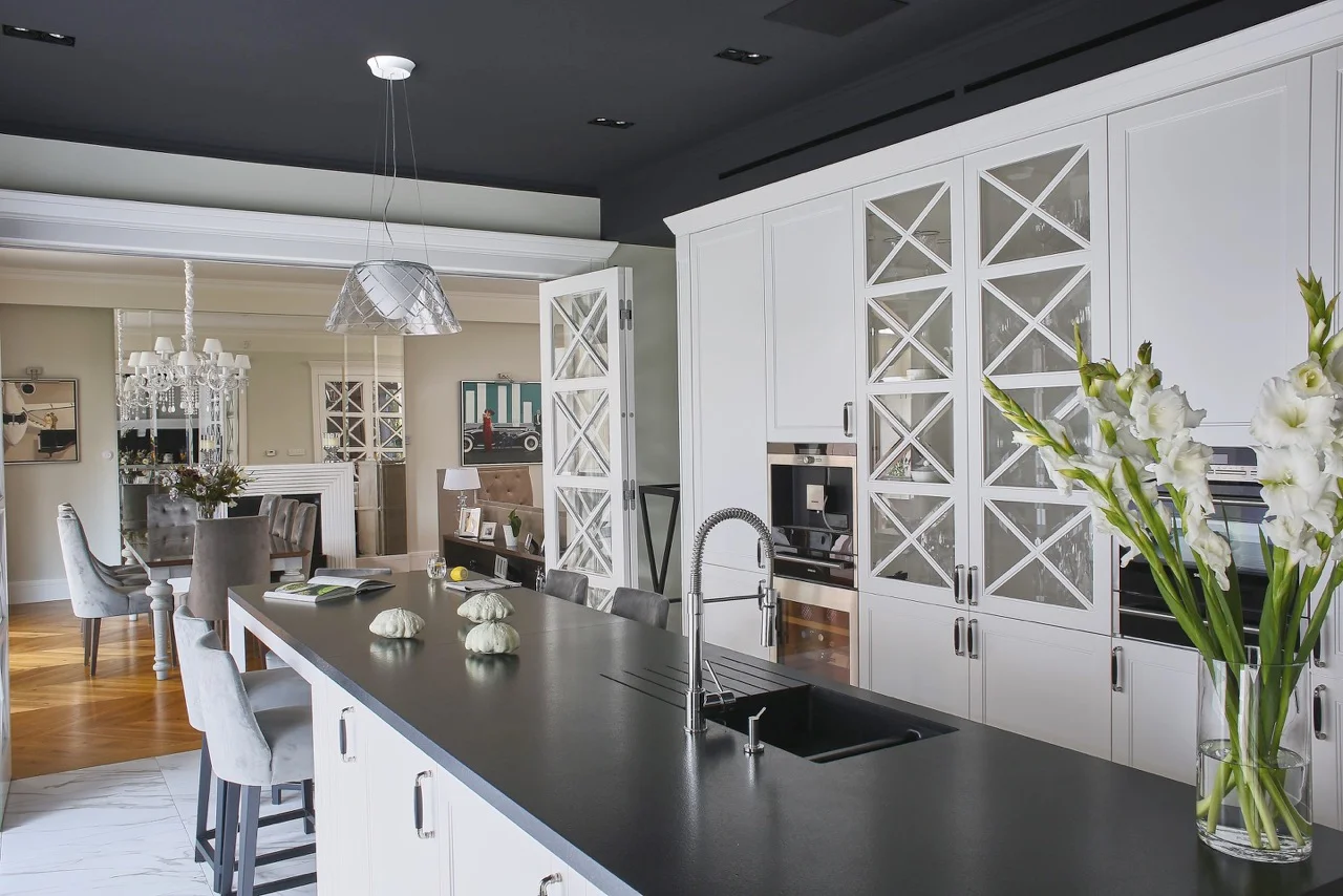 08_bartek_wlodaczyk_kuchnia_klasyczna_szklana_witryna_szprosy.jpeg