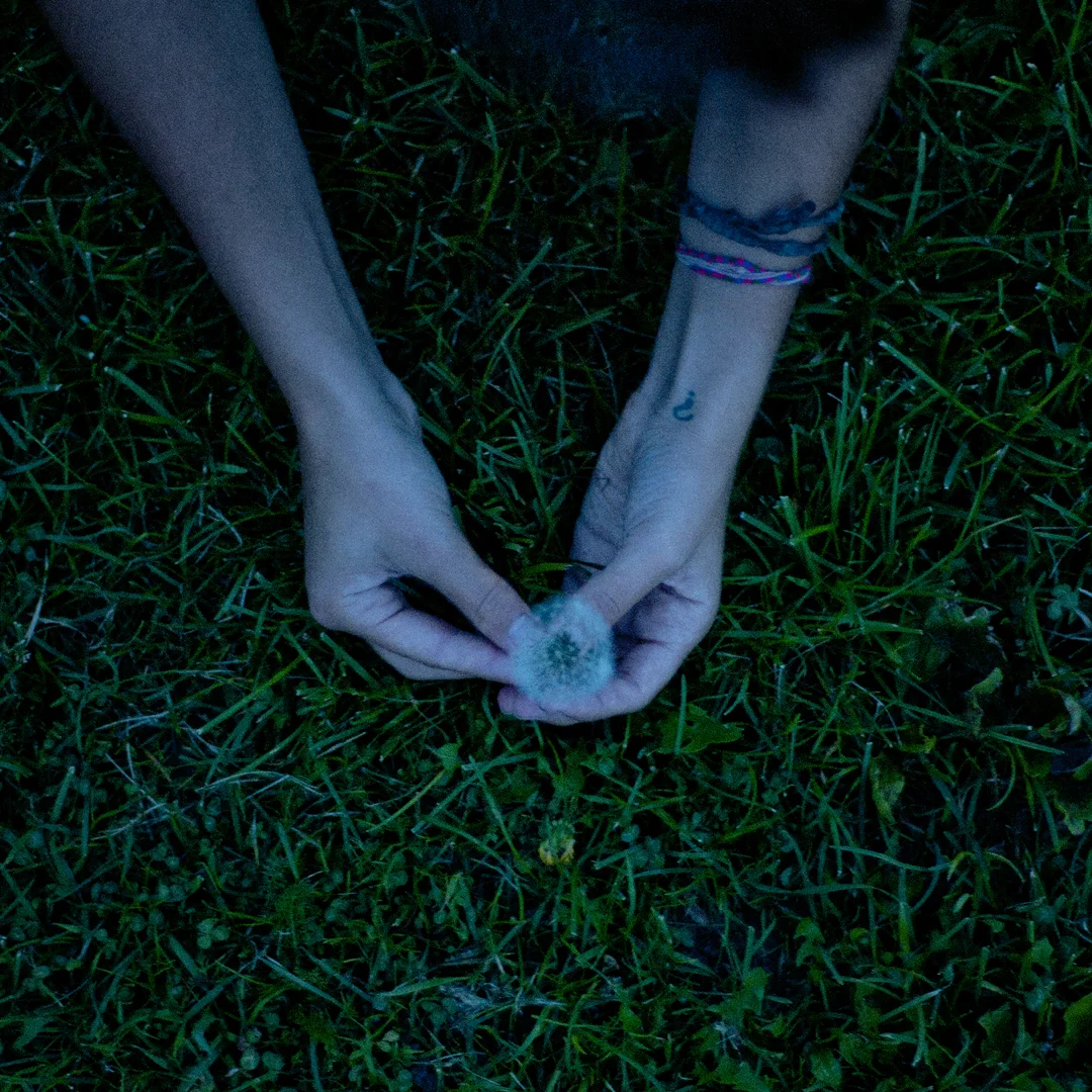 08_blomst i hand.jpg