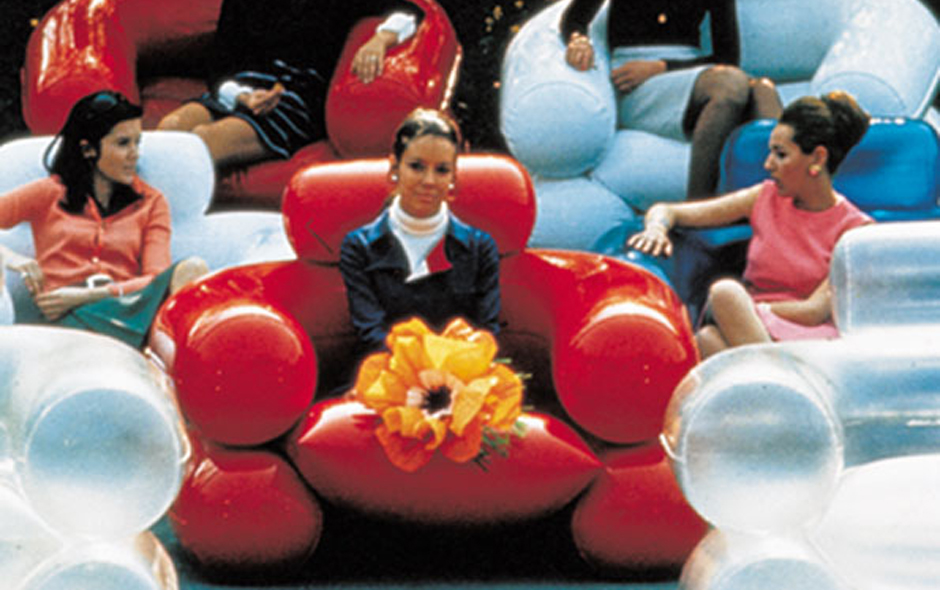 A ’60s era pop design icon, the Zanotta Blow inflatable armchair was designed in 1967 by Jonathan De Pas, Donato D’Urbino and Paolo Lomazzi (with Scolari). The first Italian inflatable design object, soon became the symbol of the new free and light style of the era.