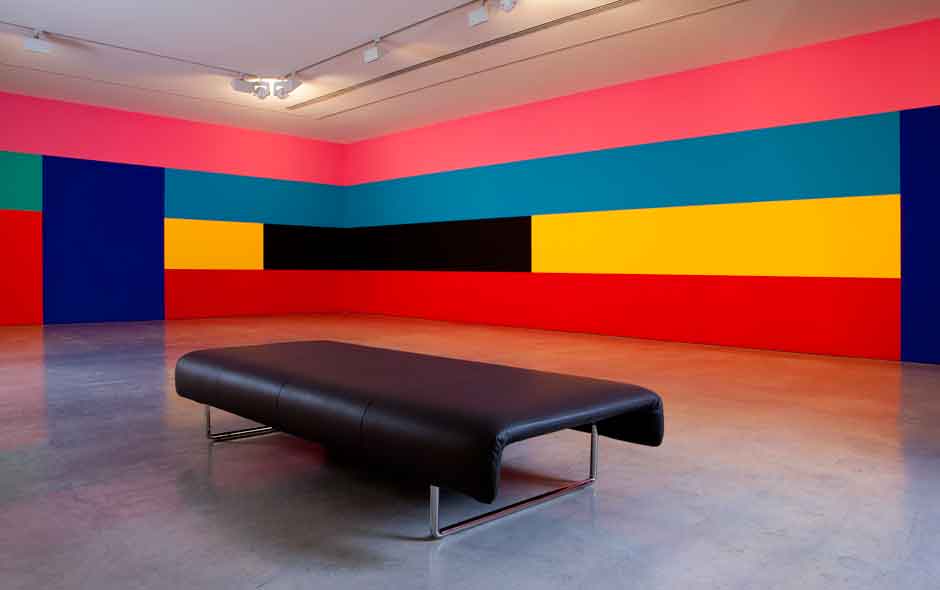 1/3 Naoto Fukasawa's Cloud bench for B&B Italia takes on the designer's pared back approach to form set against the striking colours in artist Robert Owen's wall painting.