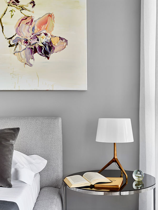 F oscarini Lumiere XXS table lamp with bronze base and white shade and B&B Italia Eileen small table .