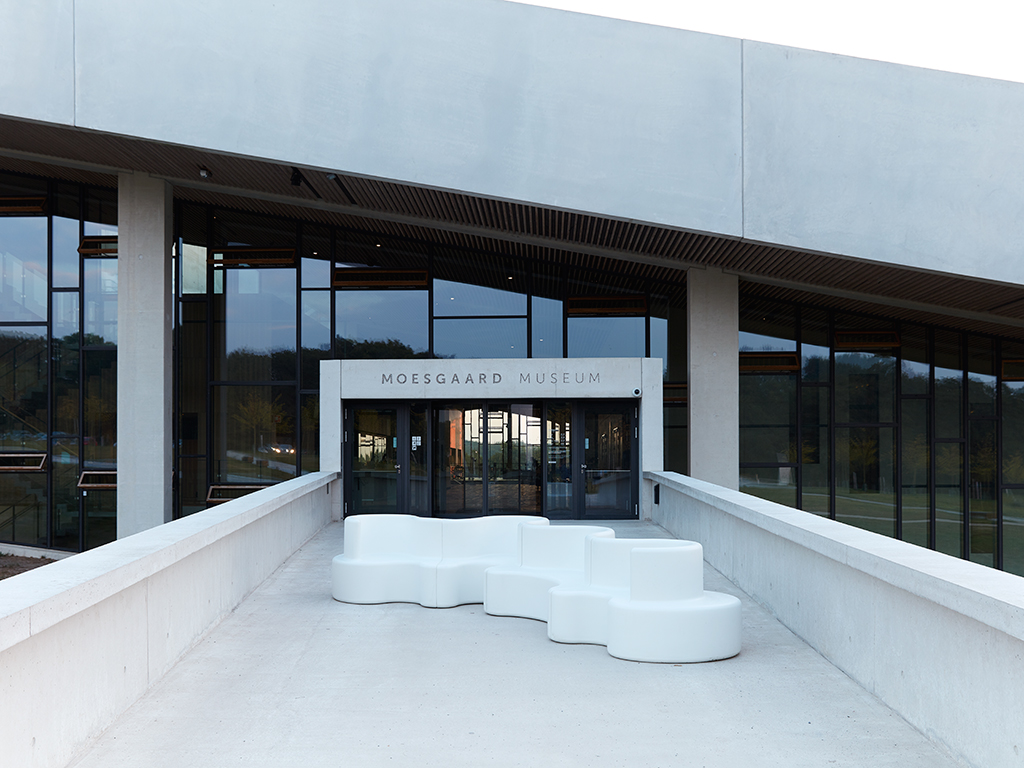 Cloverleaf's three pieces are designed to fit together, building up from two to six pieces and forming a fluid hexagonal shape that encourages multiple ways of lounging.
