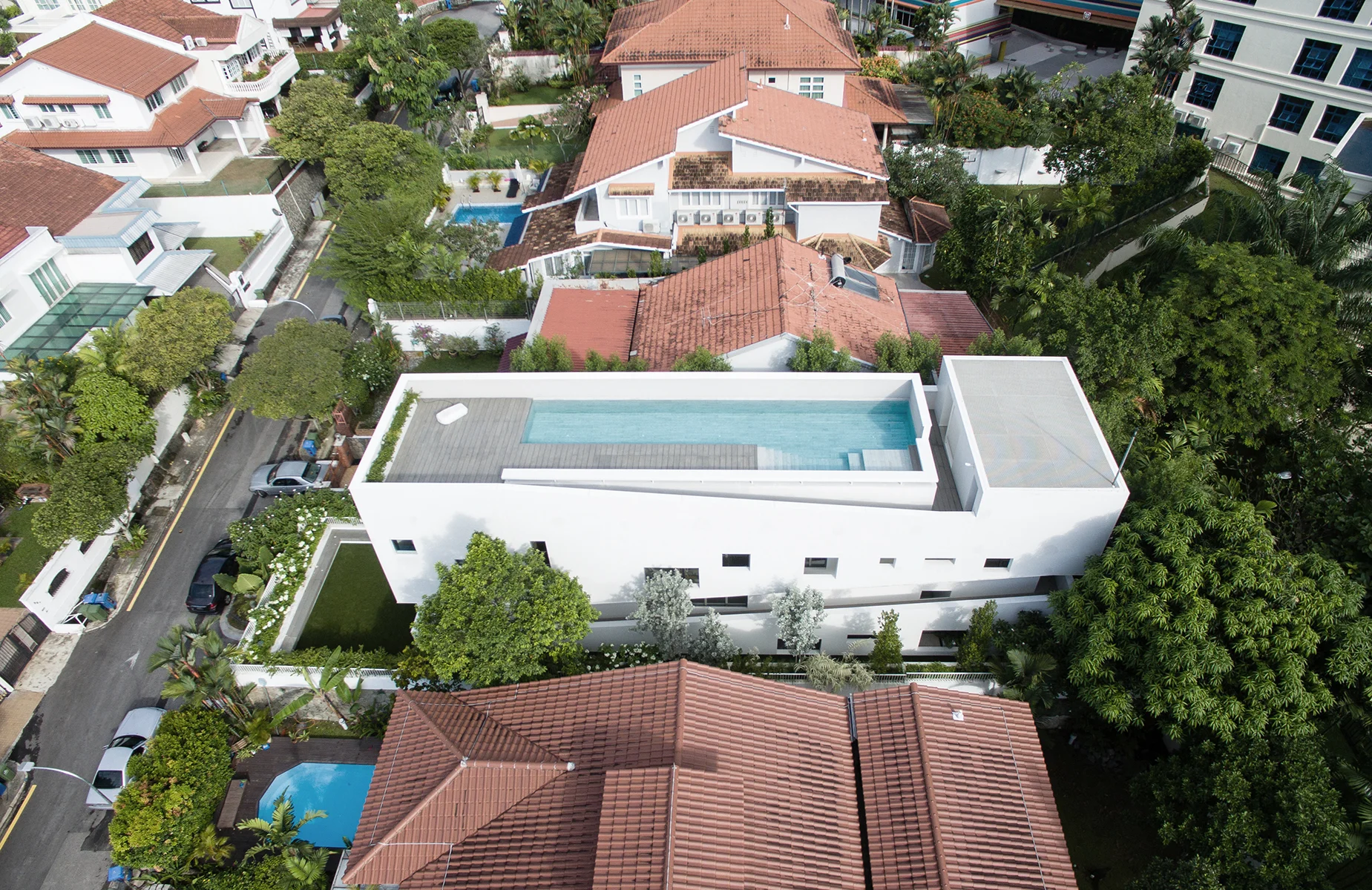 The narrative of running shaped the design of the Ramp House, with the external ramp wrapping around the building and ending up on the rooftop. 