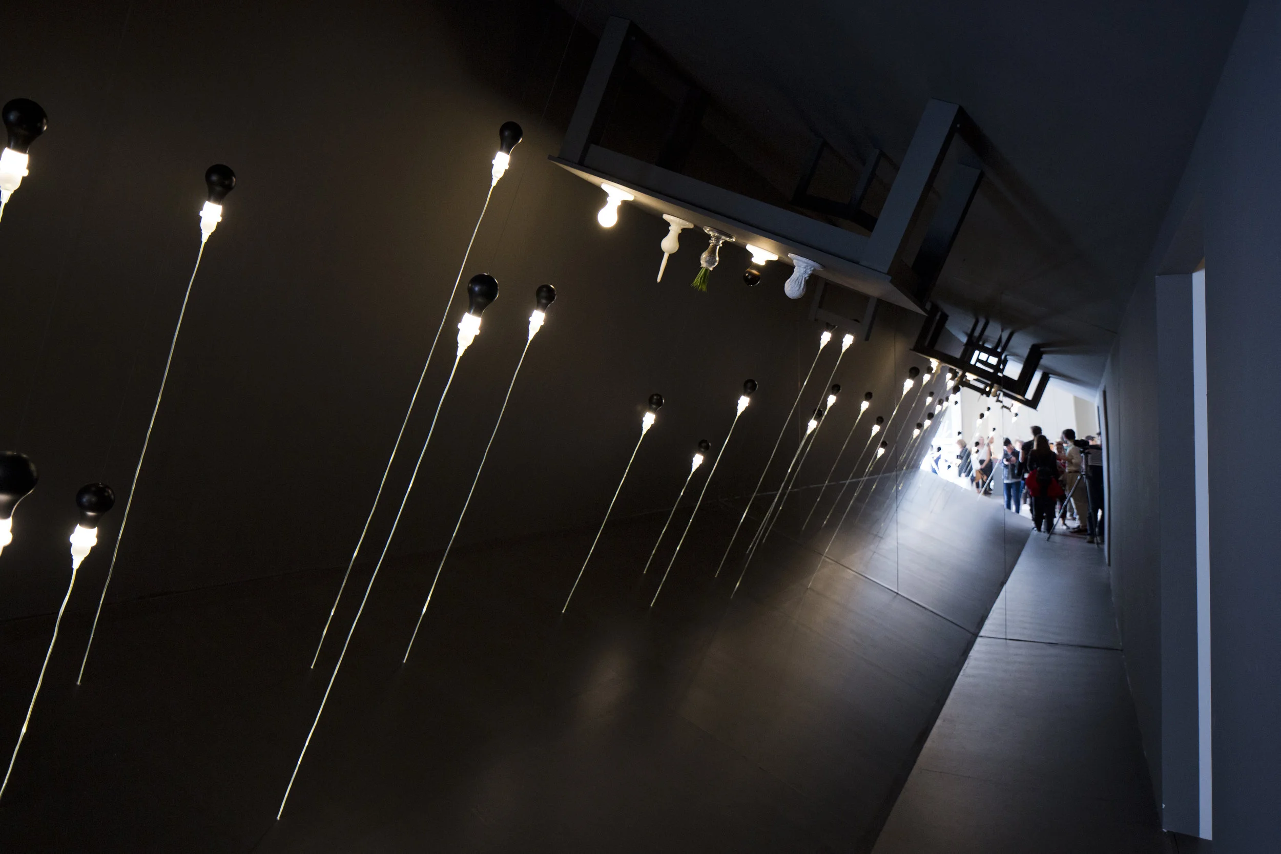 The ‘Reverse Room’ installation at the Foscarini Brera Space featuring ‘The Light Bulb Series’ by James Wines.