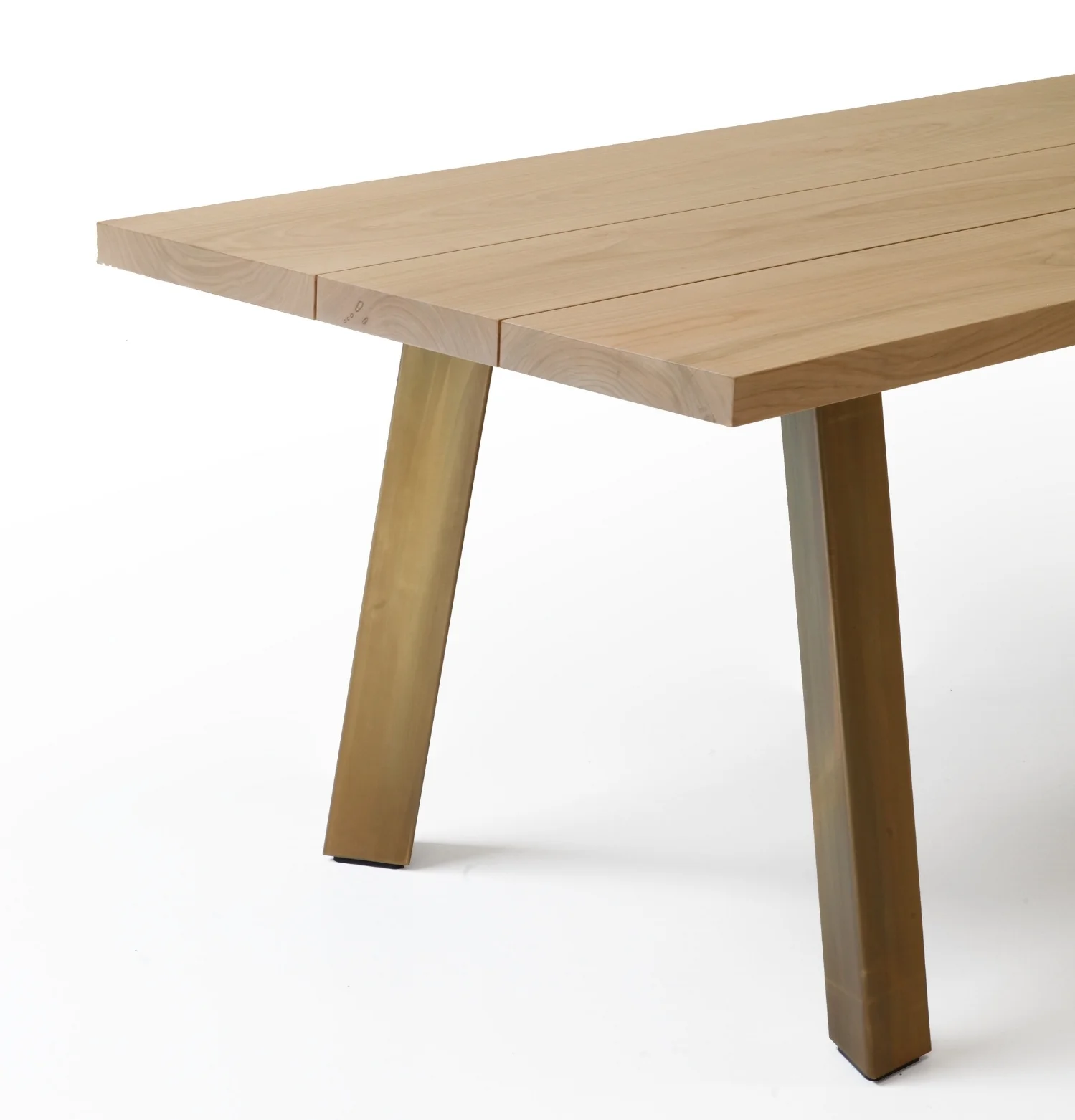 The Ryoba table by Piero Lissoni for Porro pays homage to natural materials and the beauty of imperfection.