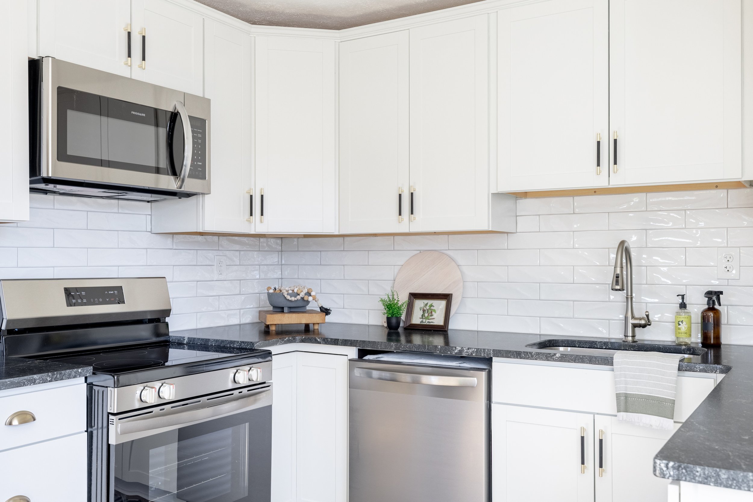 1090 Irish Court-17.jpg