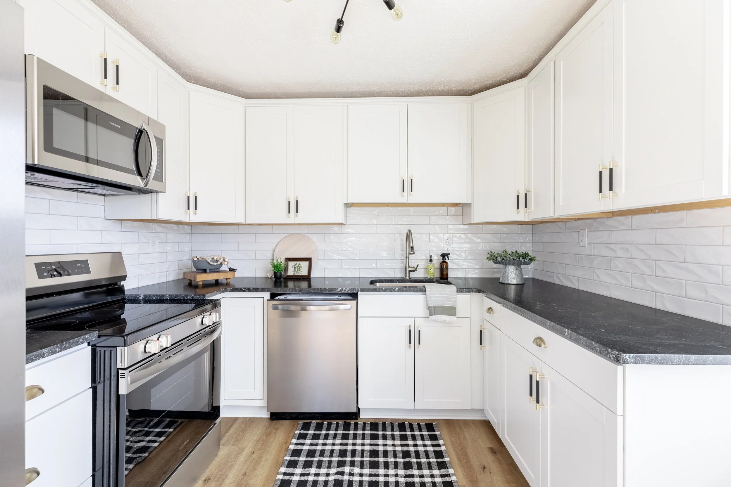 1090 Irish Court-18.jpg