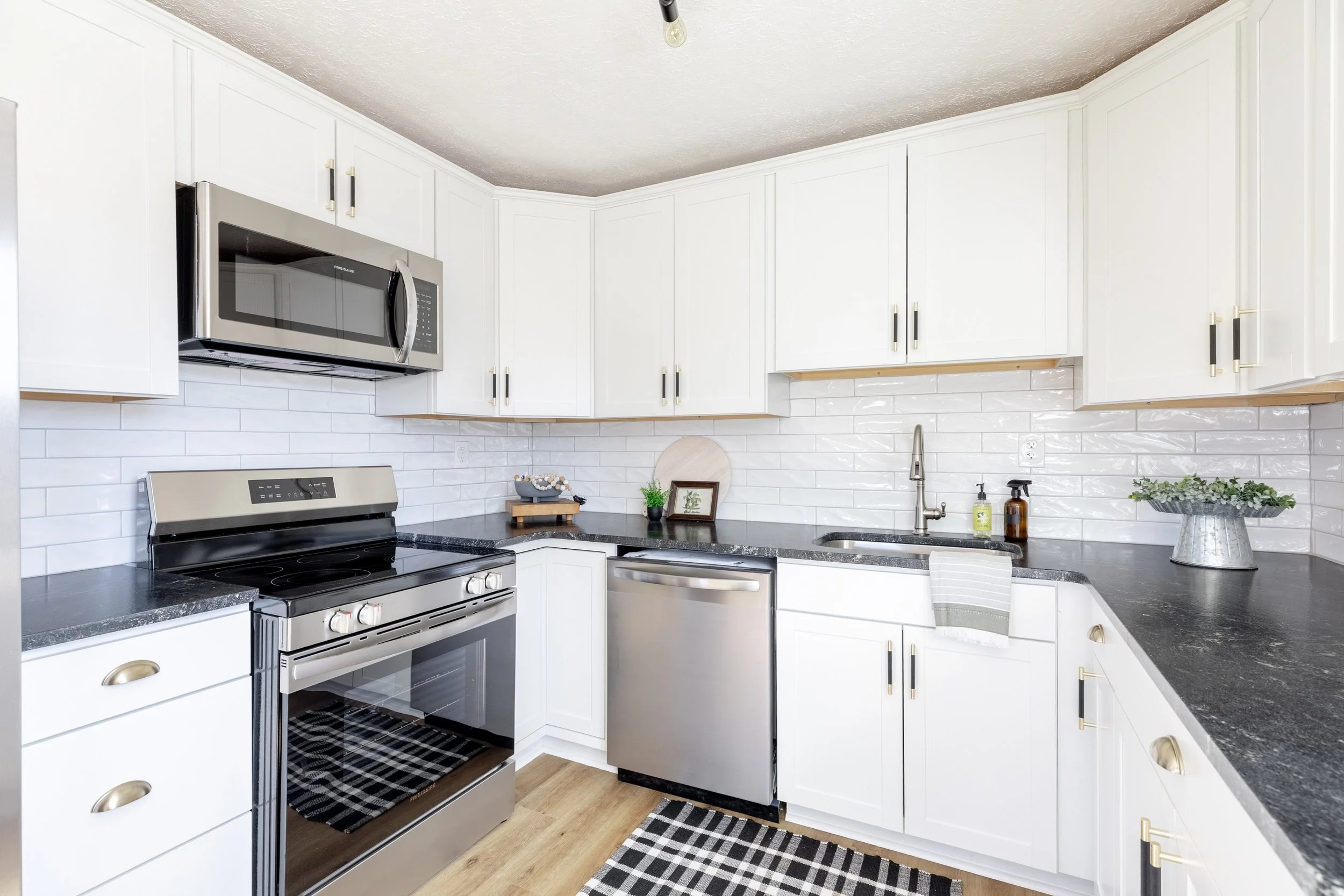 1090 Irish Court-19.jpg