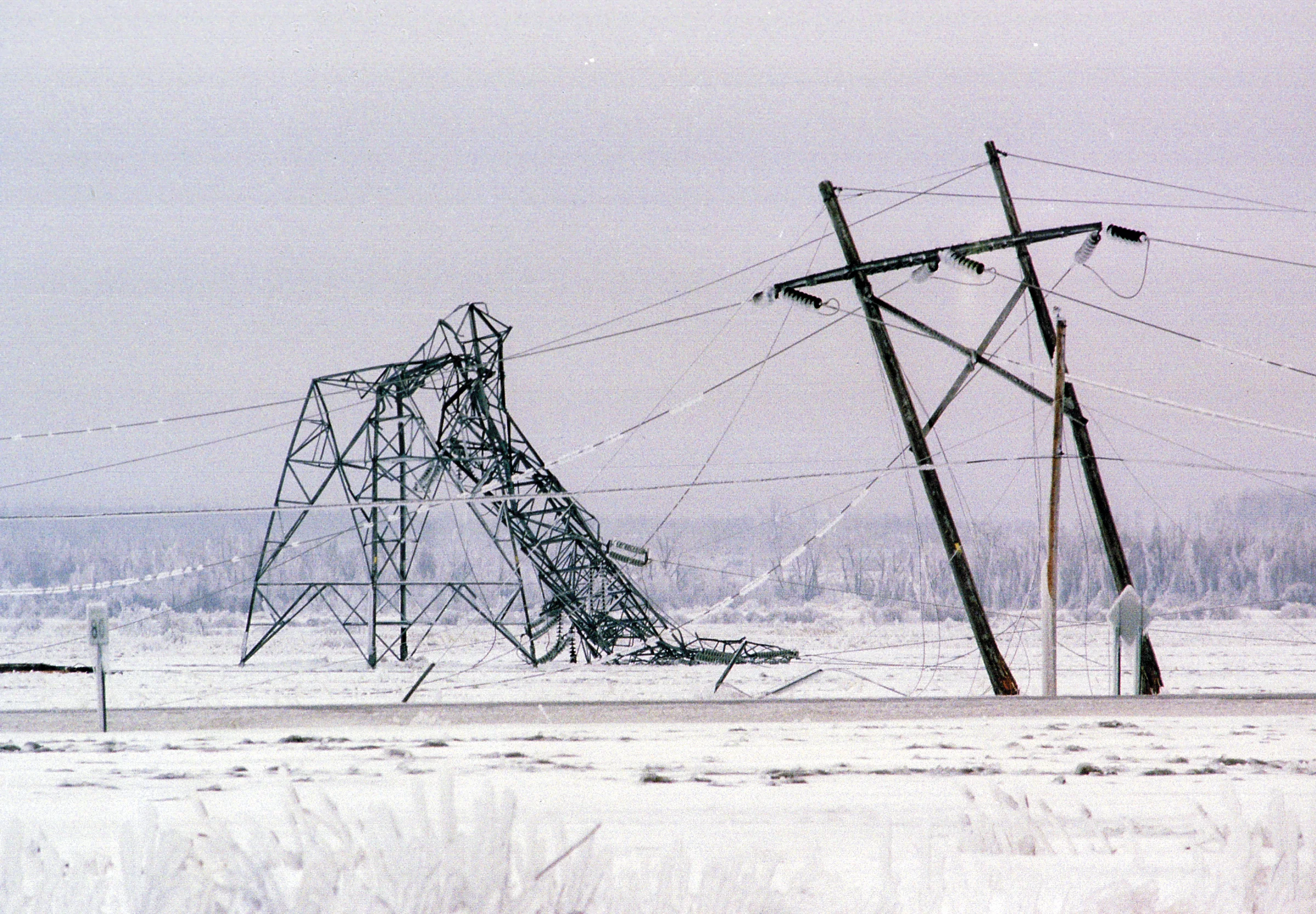 These transmission towers in Saint-Césaire, Quebec, collapsed during the ice storm of 1998 under the weight of the ice. Armand Trottier, La Presse