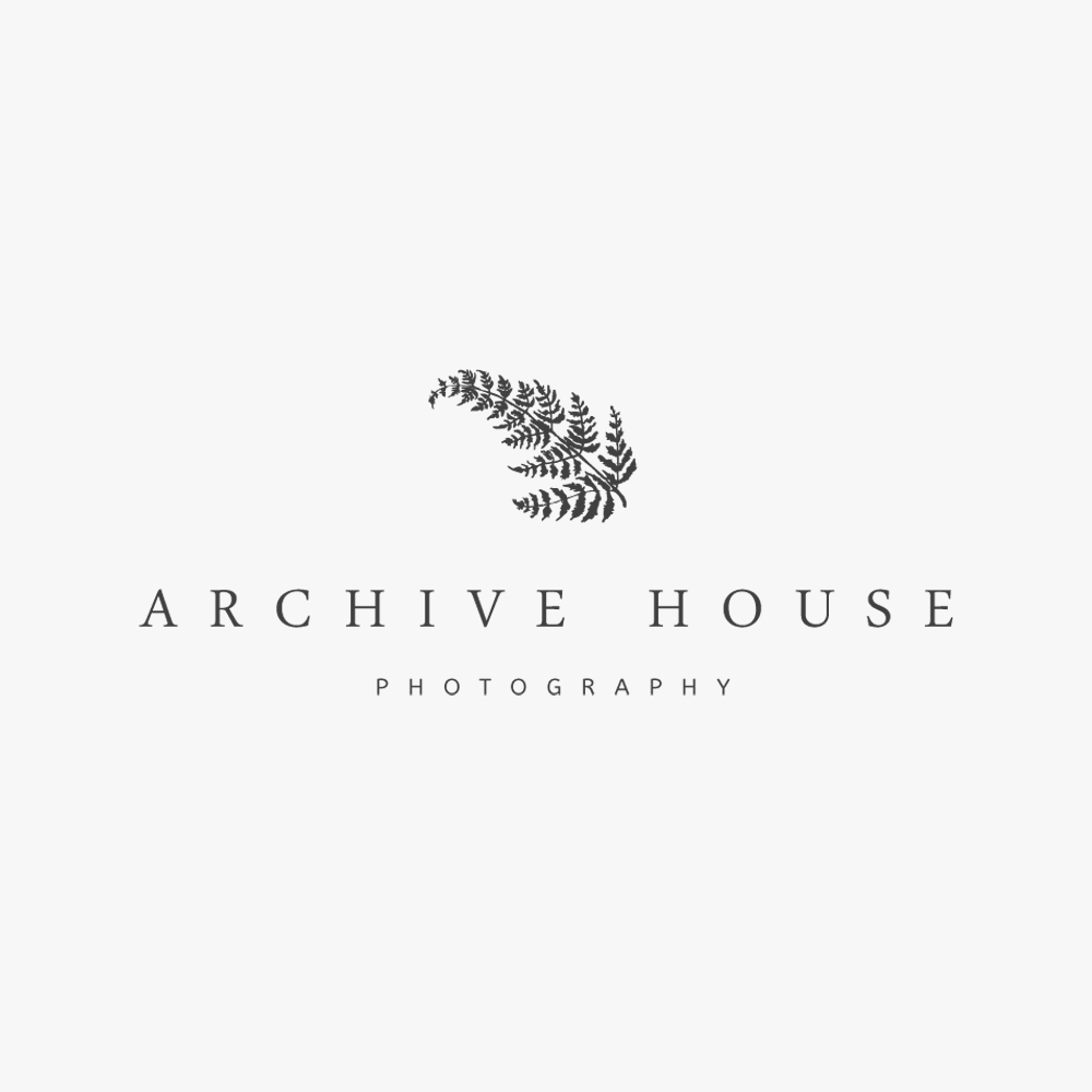 Melody Hansen: le nom de la marque est "Archive House", le sous-titre "Photography" et le sigle est la plante.