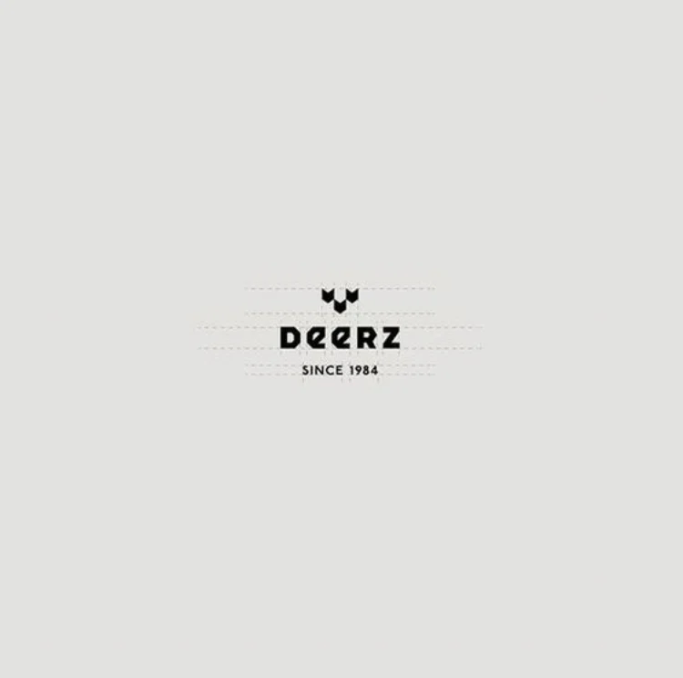 Deerz : le nom de la marque est "Deerz", le sous-titre "since 1984" et le sigle est composé de trois formes géométriques représentant les mailles de la laine et les bois d'un cerf (deer = cerf en anglais)