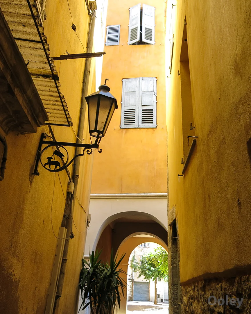 grasse yellow alleyWeb.jpg