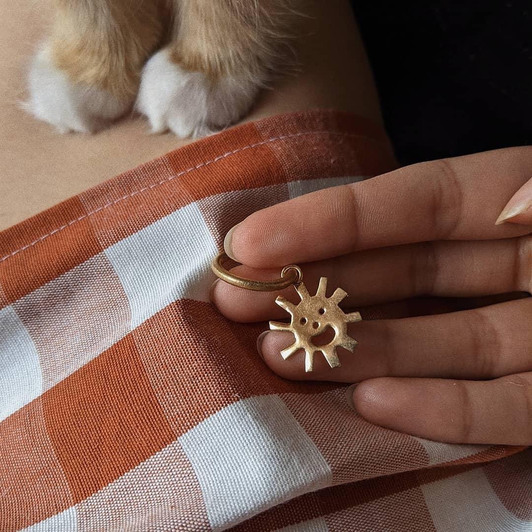 Looove these pics by Holly, showing off her gold smiley sun hoops 😻

We rediscovered them in our convo from 2021 after she replied to my tiktok viral story of Gruff at the car boot with his Cla-ood the crab beanie baby find 😂 

It makes me so happy