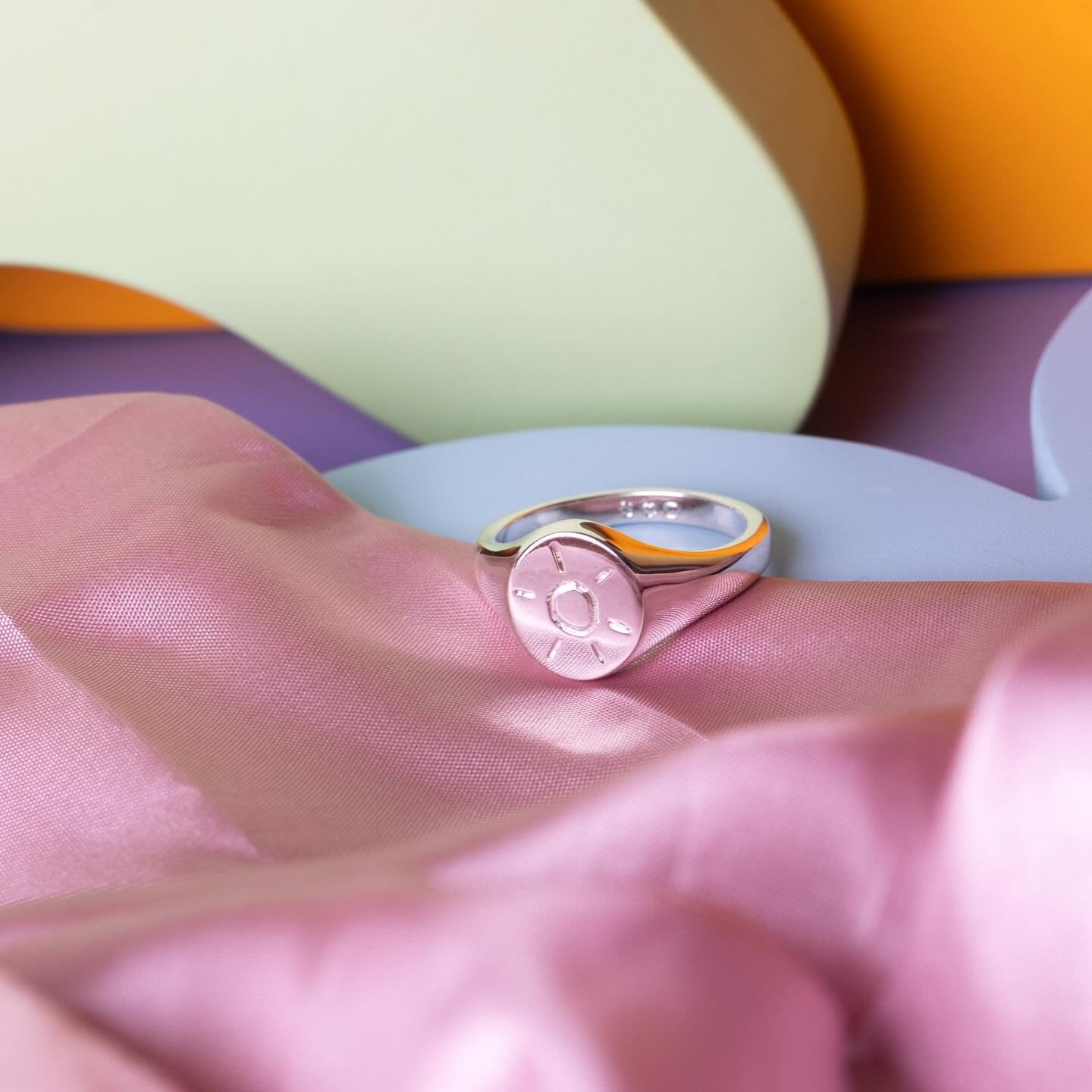 Woweee, fun job alert 🙊💘

Here&rsquo;s a very cute custom engagement ring commissioned by Seren to propose to her boyfriend Dom with whilst on holiday together 🤩🌴 

A solid sterling silver signet engraved with a sunshine and S <3 D on the insi