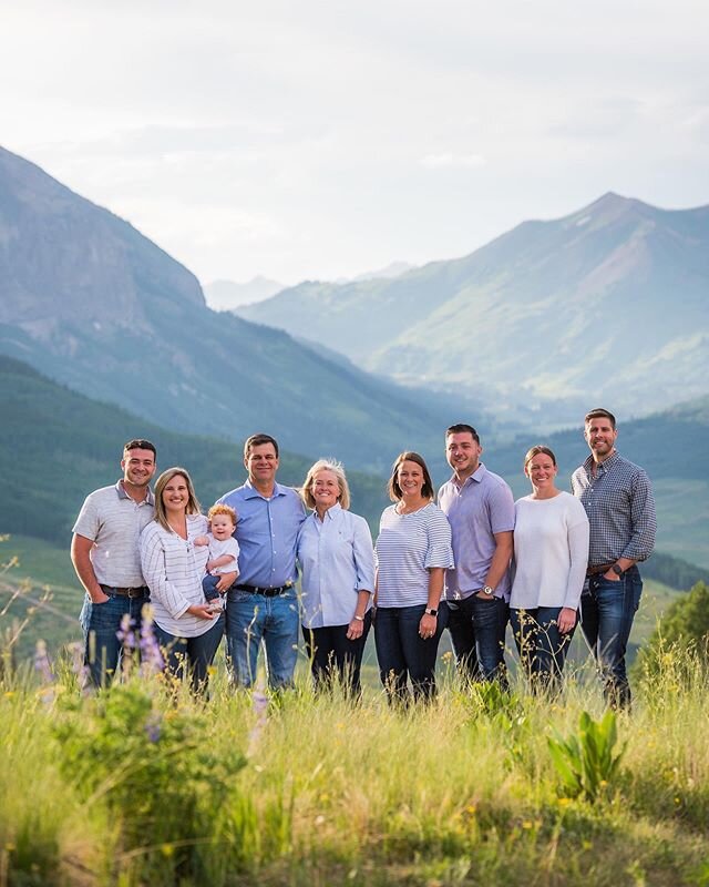 2/3: Getting the WHOLE CREW together this summer? Let us help capture those special memories! Our Peak Portrait session is perfect for large families. You&rsquo;ll get a big group shot if everyone + mini sessions for each family. ⛰🌸🌲