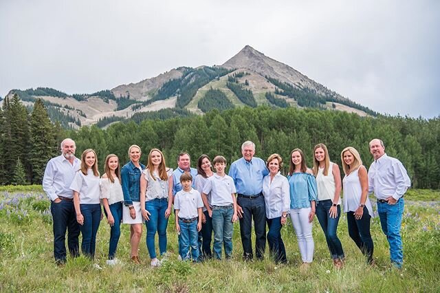 1/3: Getting the WHOLE CREW together this summer? Let us help capture those special memories! Our Peak Portrait session is perfect for large families. You&rsquo;ll get a big group shot if everyone + mini sessions for each family. ⛰🌸🌲