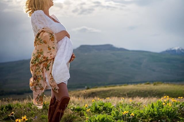 3/3: To say that this mama is glowing would be an understatement! Her entire maternity session looked like a dream, and as my dear friend, I was so excited to capture her beauty. One day the baby girl growing inside her will cherish these photos and 