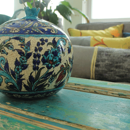 wood_green_table_detail.and_pomegranate_gif__08523.1423321961.500.750.gif