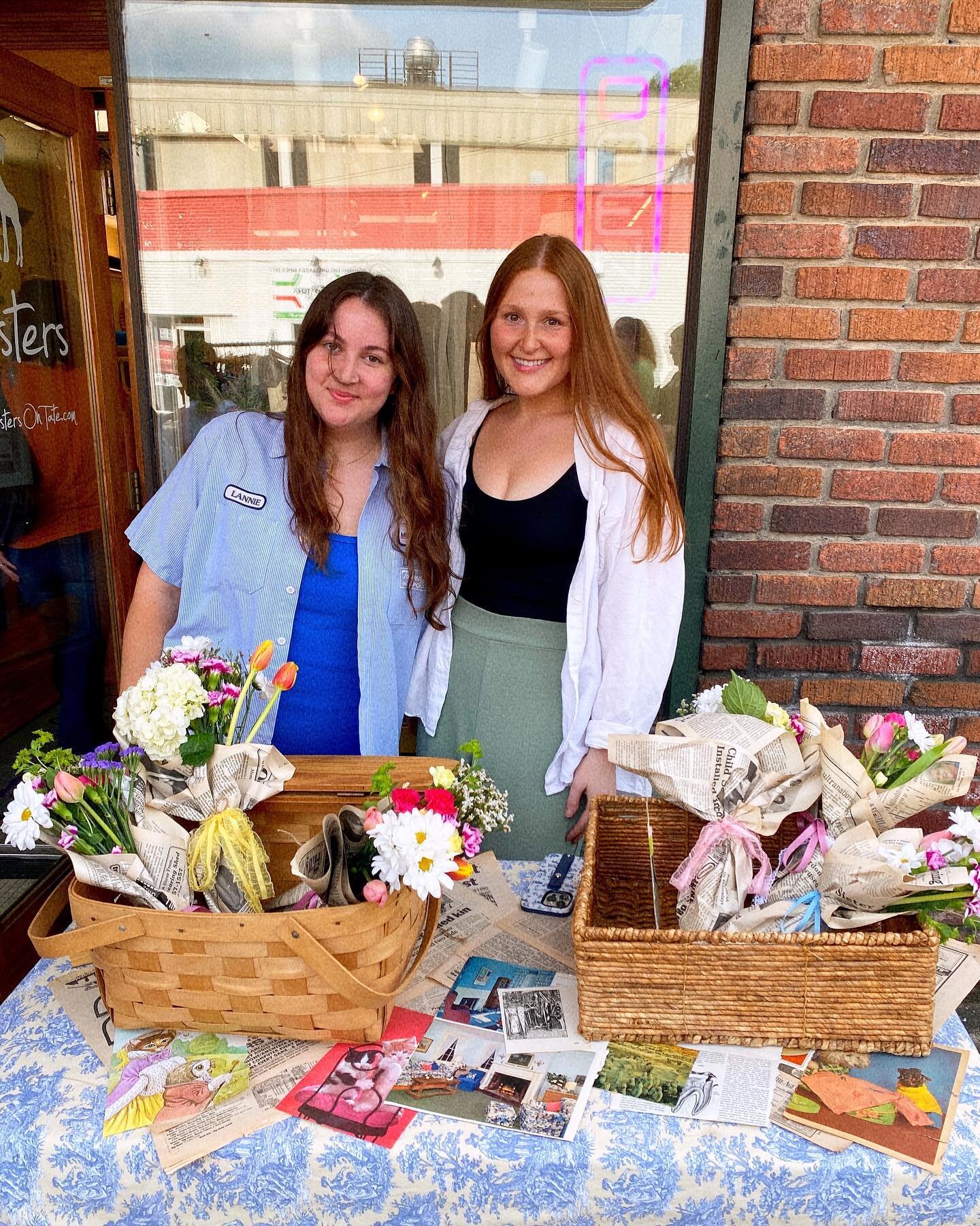 We had such a fun time hosting @oldnewsblooms in front of our store last weekend and we can&rsquo;t wait to have them again sometime soon! Everyone loves fresh flowers 😍🌼 Make sure to give them a follow to see where they&rsquo;re headed next!