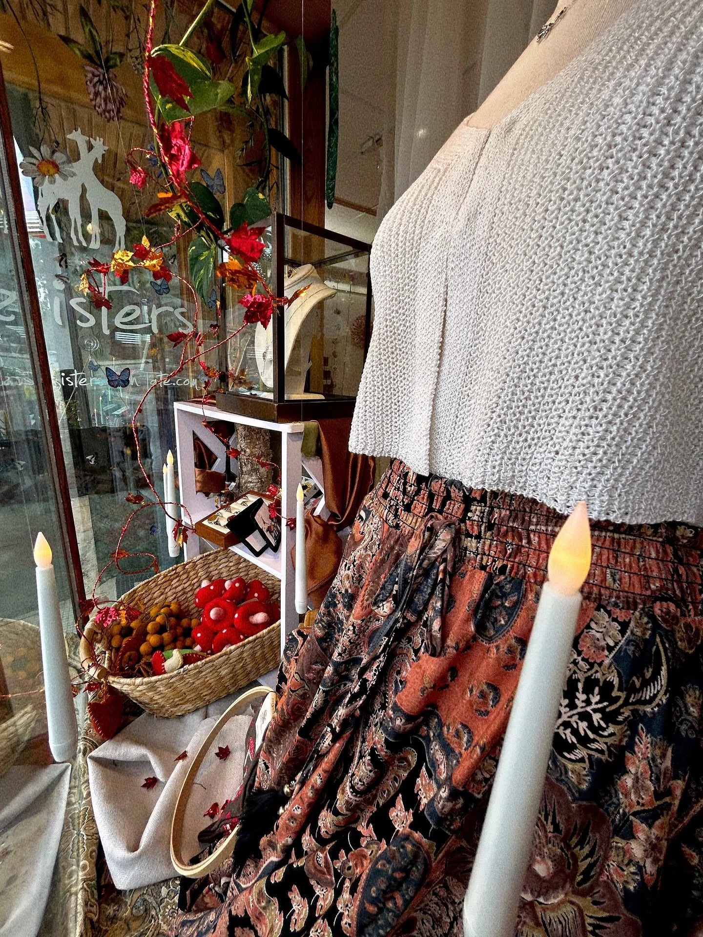 AUTUMN!🎃🕯️
It&rsquo;s so CLOSE! We definitely wish we could live in our front windows. Come check them out and all our new fall styles!
